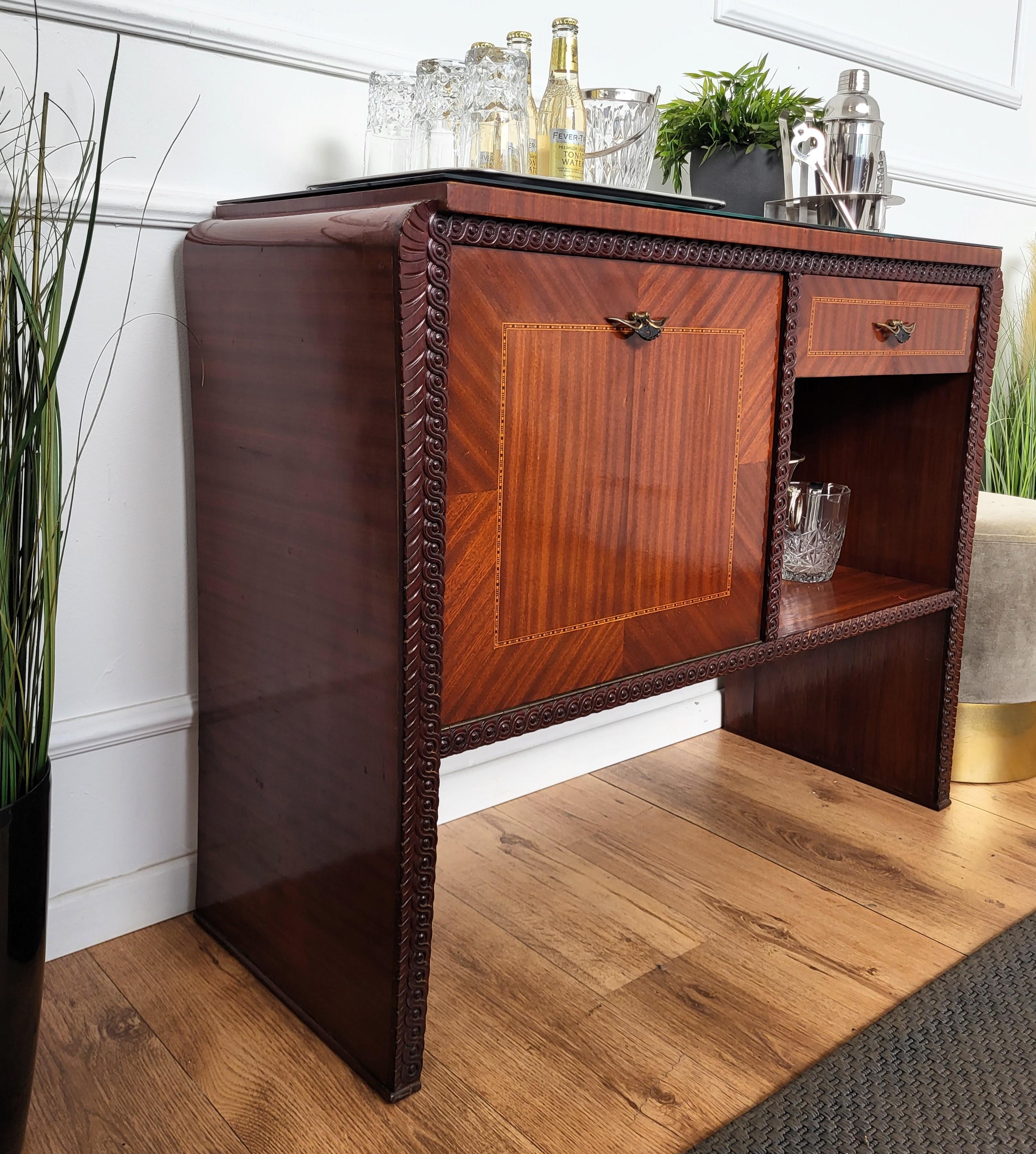 Italian 1960s Art Deco Midcentury Waterfall Wood Mirror Mosaic Dry Bar Cabinet Bon état - En vente à Carimate, Como