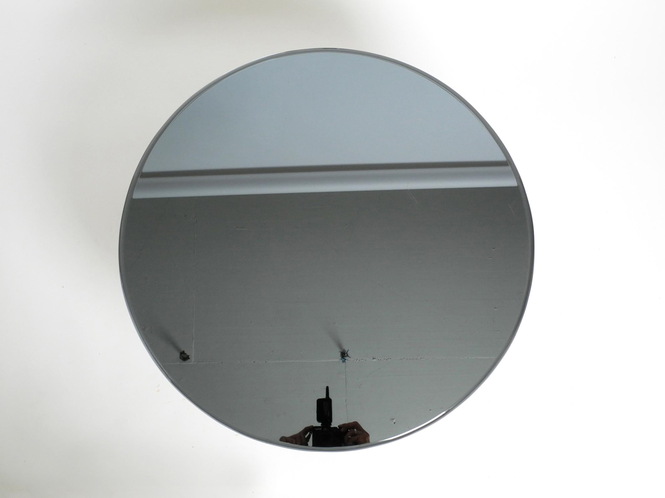 Table d'appoint italienne ronde en verre miroir bleu-gris des années 1960 avec base tripode en métal Bon état - En vente à München, DE