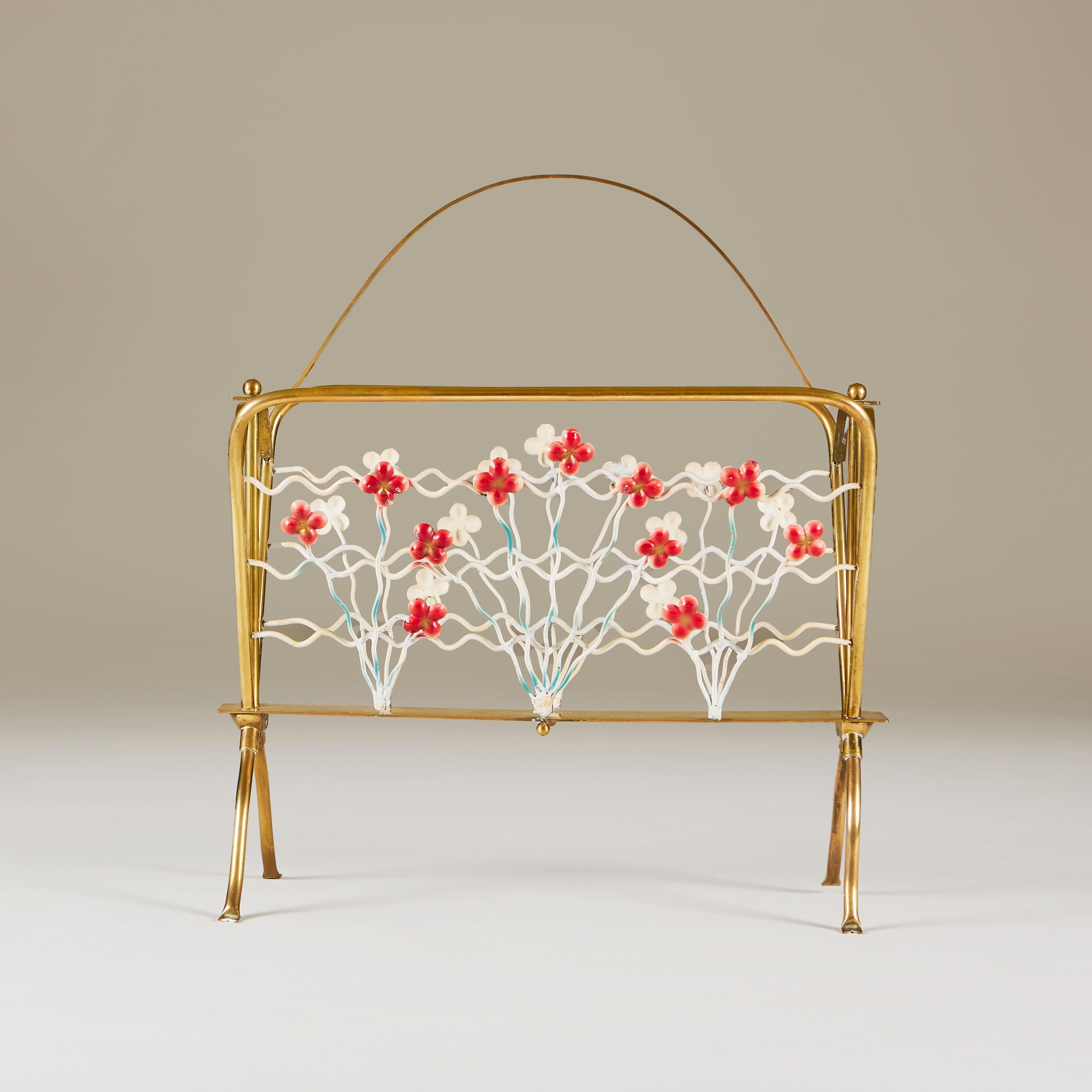 Attraente portariviste italiano di metà secolo in ottone con fiori rossi. Maniglia in ottone per facilitare gli spostamenti da una stanza all'altra