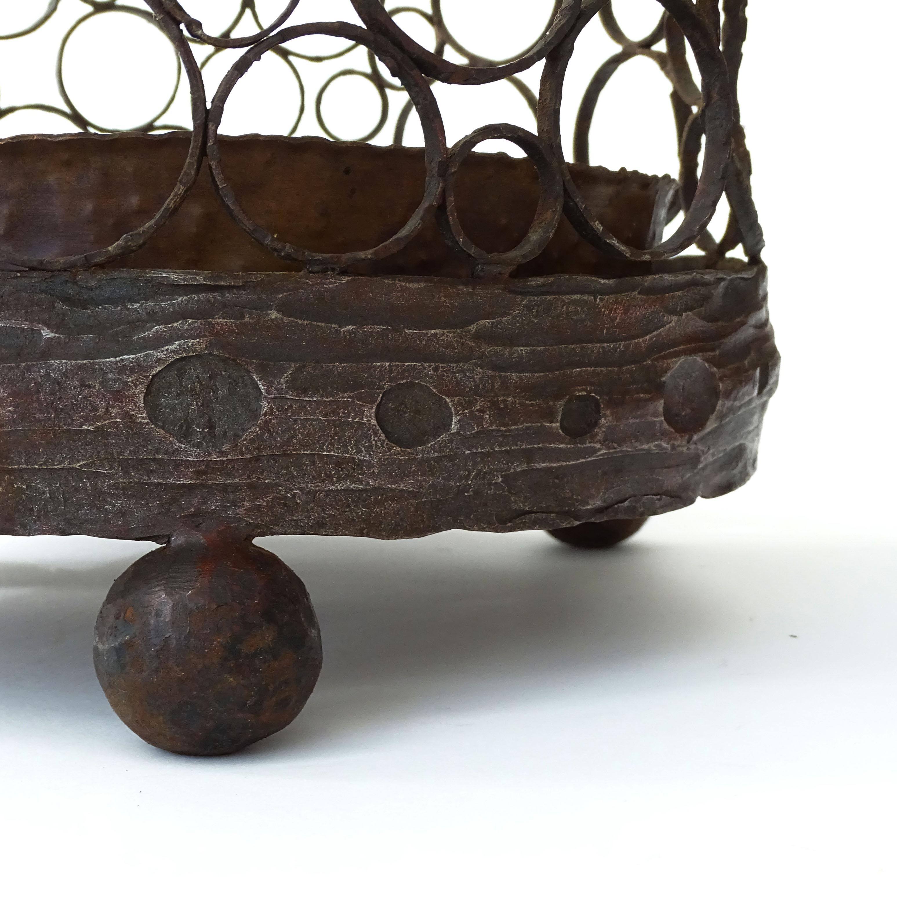 Italian 1960s Brutalist Wrought Iron and Copper Umbrella Stand In Good Condition For Sale In Milan, IT