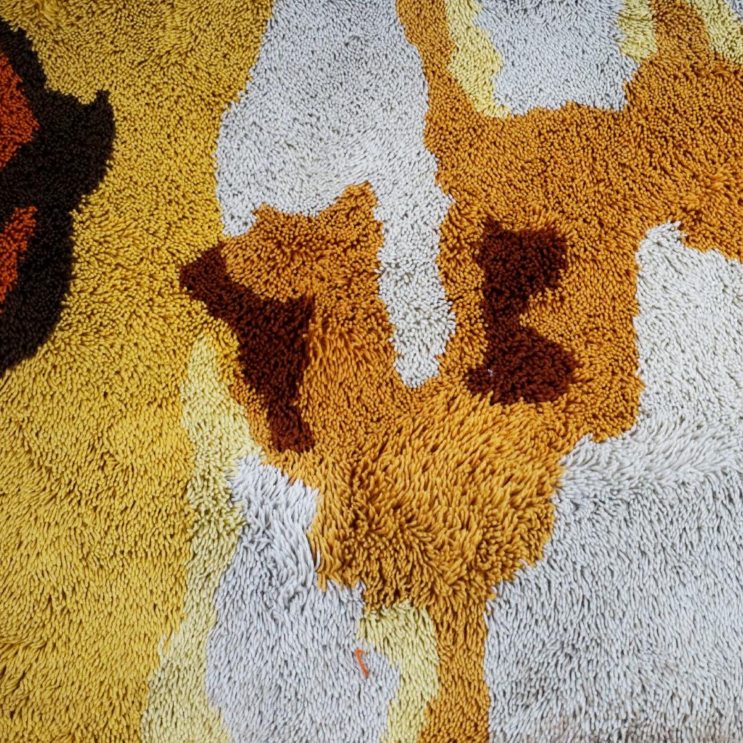 Cet étonnant et très décoratif tapis Modern-Decor présente de merveilleuses nuances d'orange brûlé, de beige et de différents marrons  a été conçu et fabriqué en Italie dans les années 1960. Il est en très bon état d'origine et prêt à l'emploi, sur