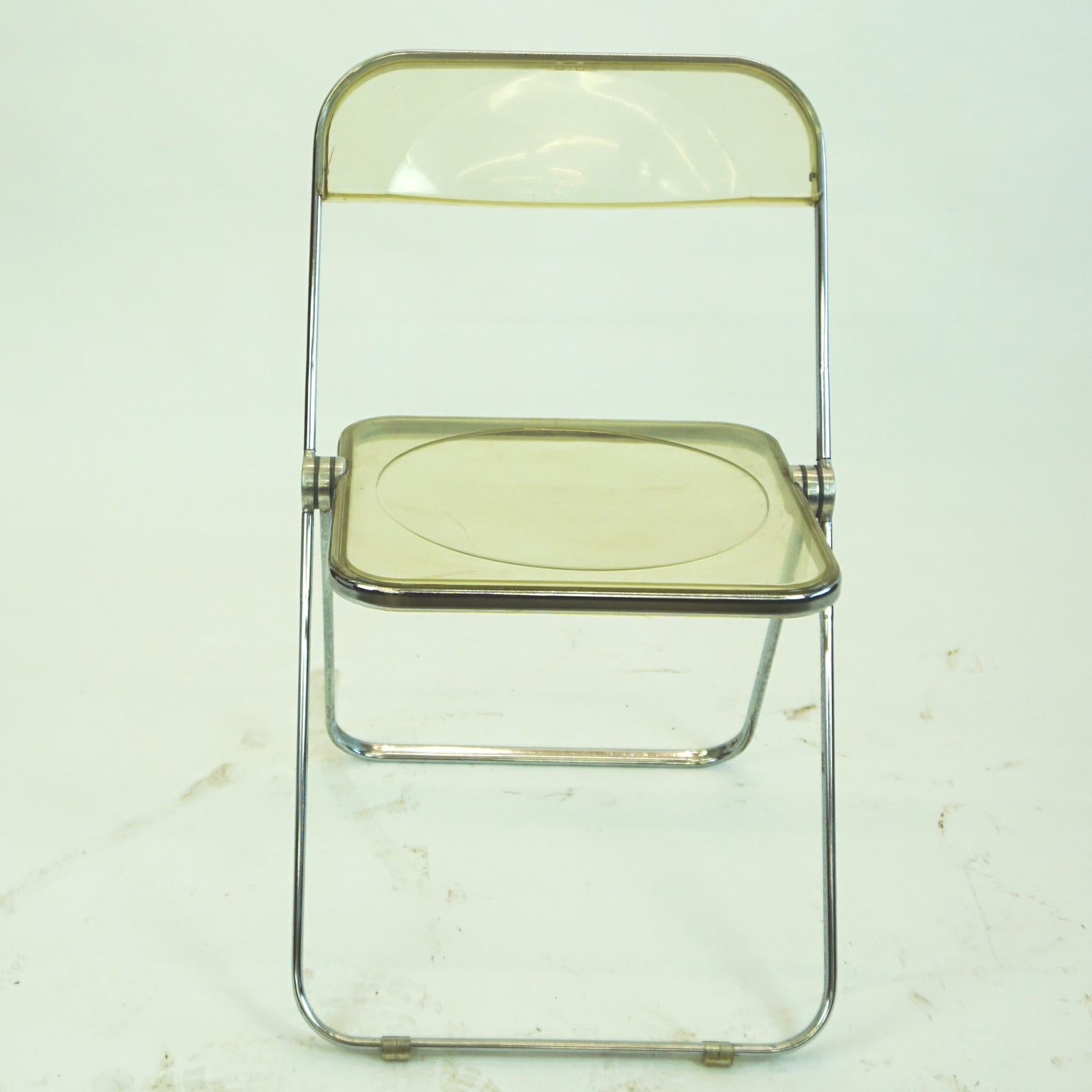 ikonischer italienischer Mid-Century Modern Klappstuhl aus Lucite und Chrom, entworfen von Giancarlo Piretti 1967 für Anonima Castelli, Italien. Der Plia-Klappstuhl ist ein echter Design-Klassiker, denn er hat mehrere Preise gewonnen und ist auch