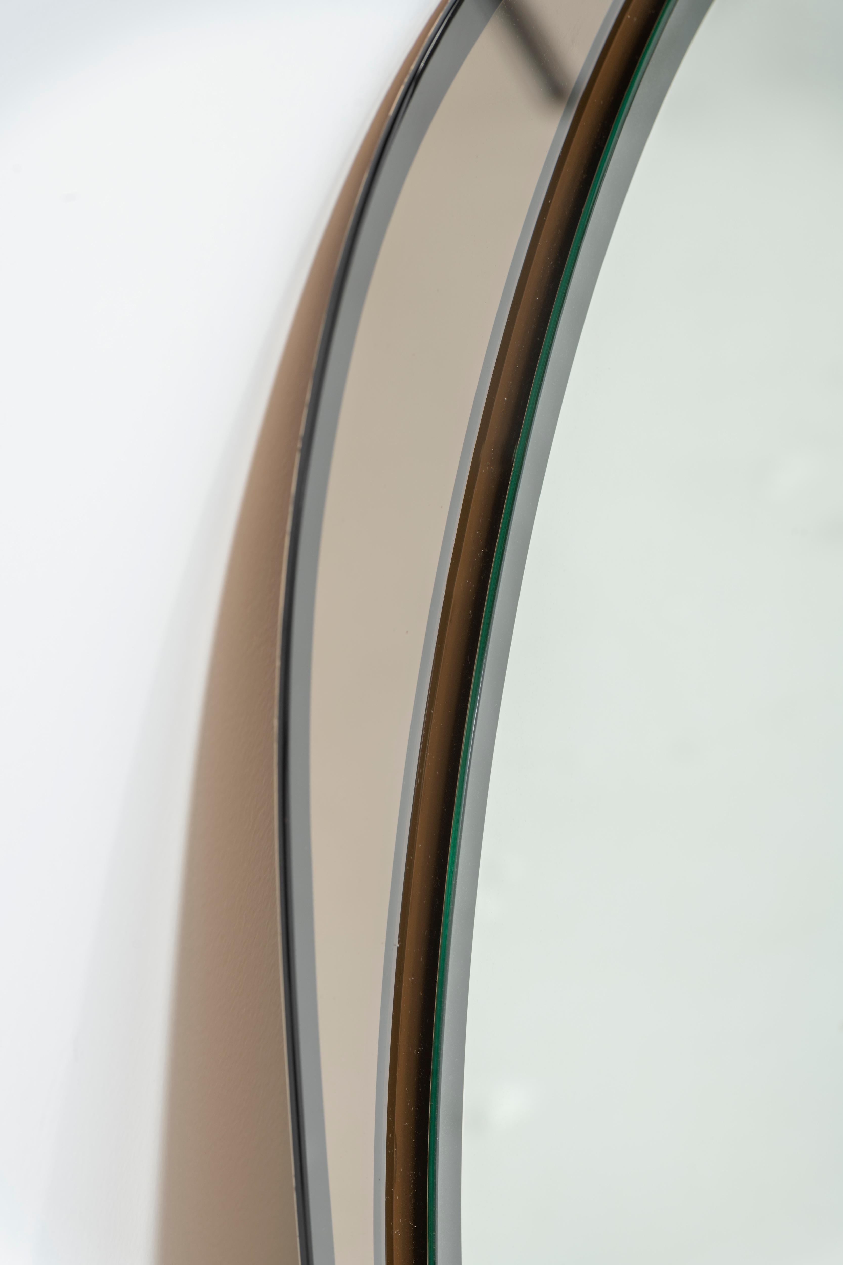 Miroir circulaire italien des années 1960 avec cadre carré en verre brun fumé en vente 1