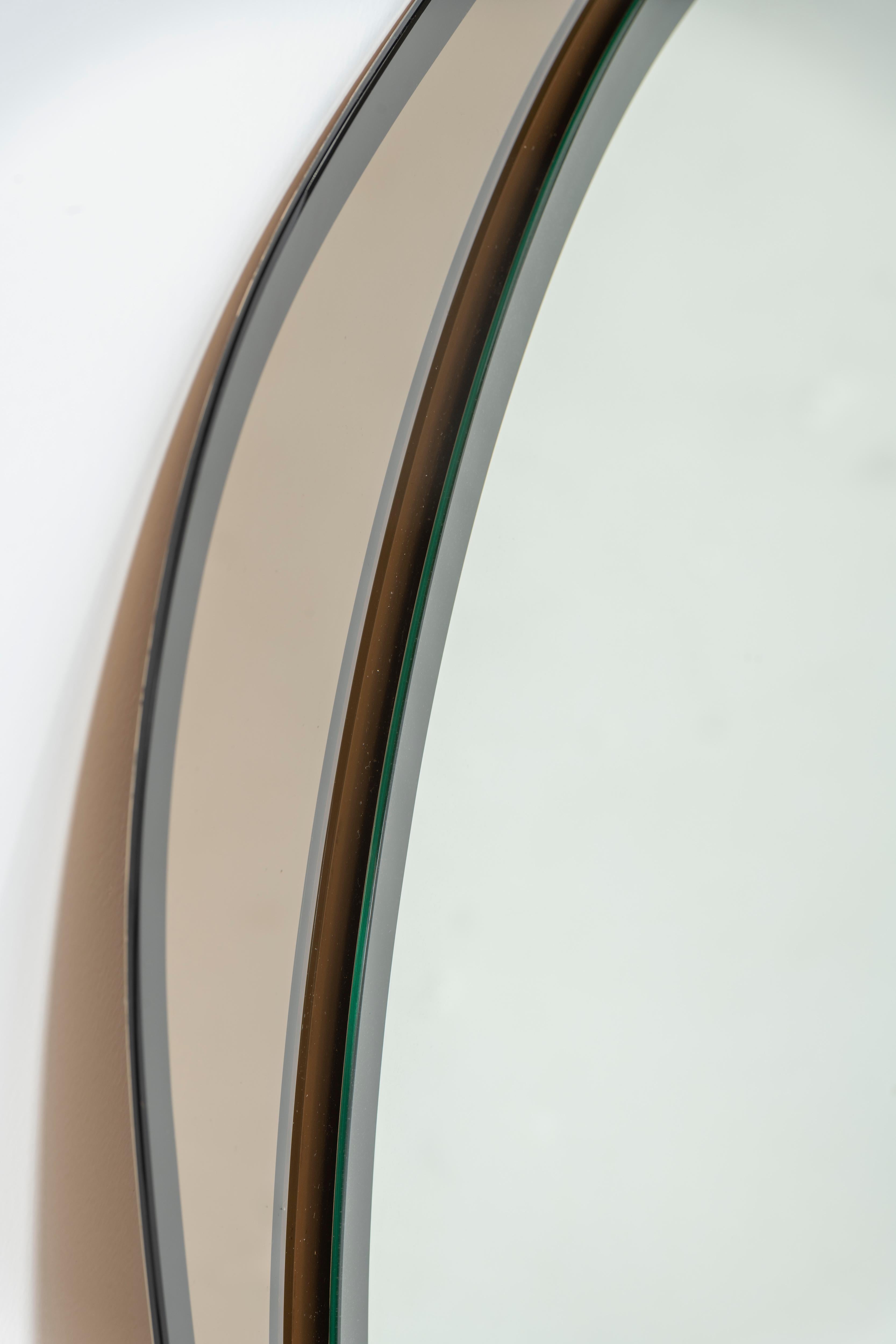 Miroir circulaire italien des années 1960 avec cadre carré en verre brun fumé en vente 2