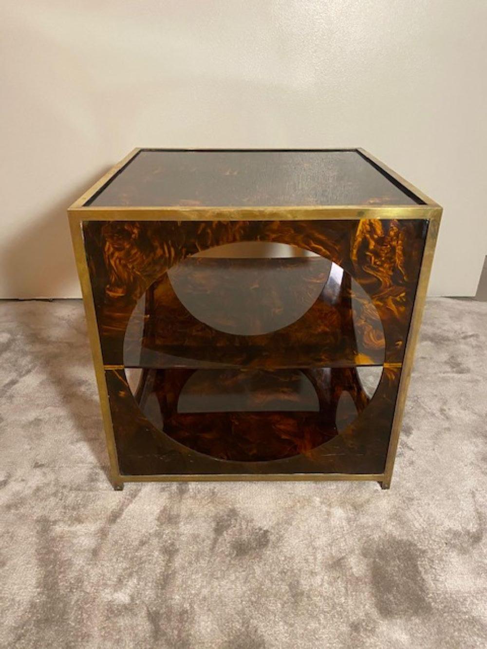 Particular and interesting plexiglass coffee table. The sturdy cube-shaped structure is made of brushed brass with a sheet of plexiglass at the top forms the top of the table, one acts as a base and another is placed in the middle as a support