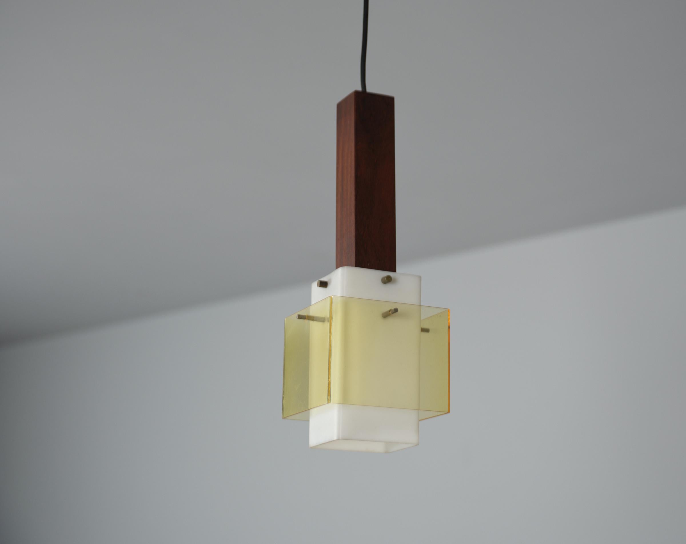 Italian 1960s Dark Teak Pendant Lamp with Milk and Yellow Perspex Shades In Good Condition For Sale In Rome, IT