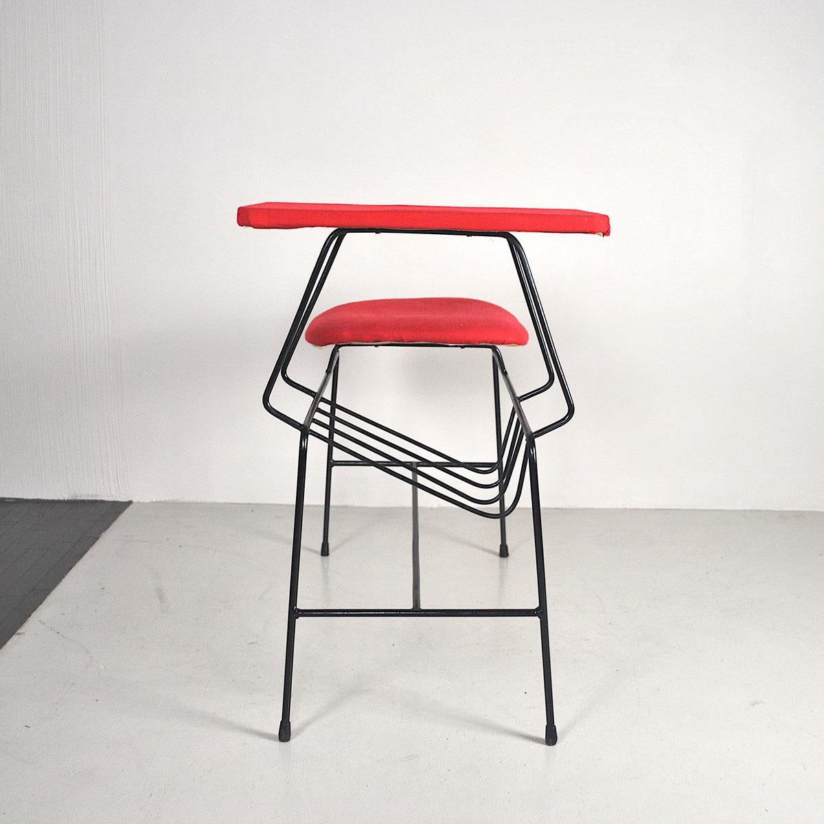 Banc de bureau italien des années 1960 avec assise et petit plateau en tissu rouge en vente 2