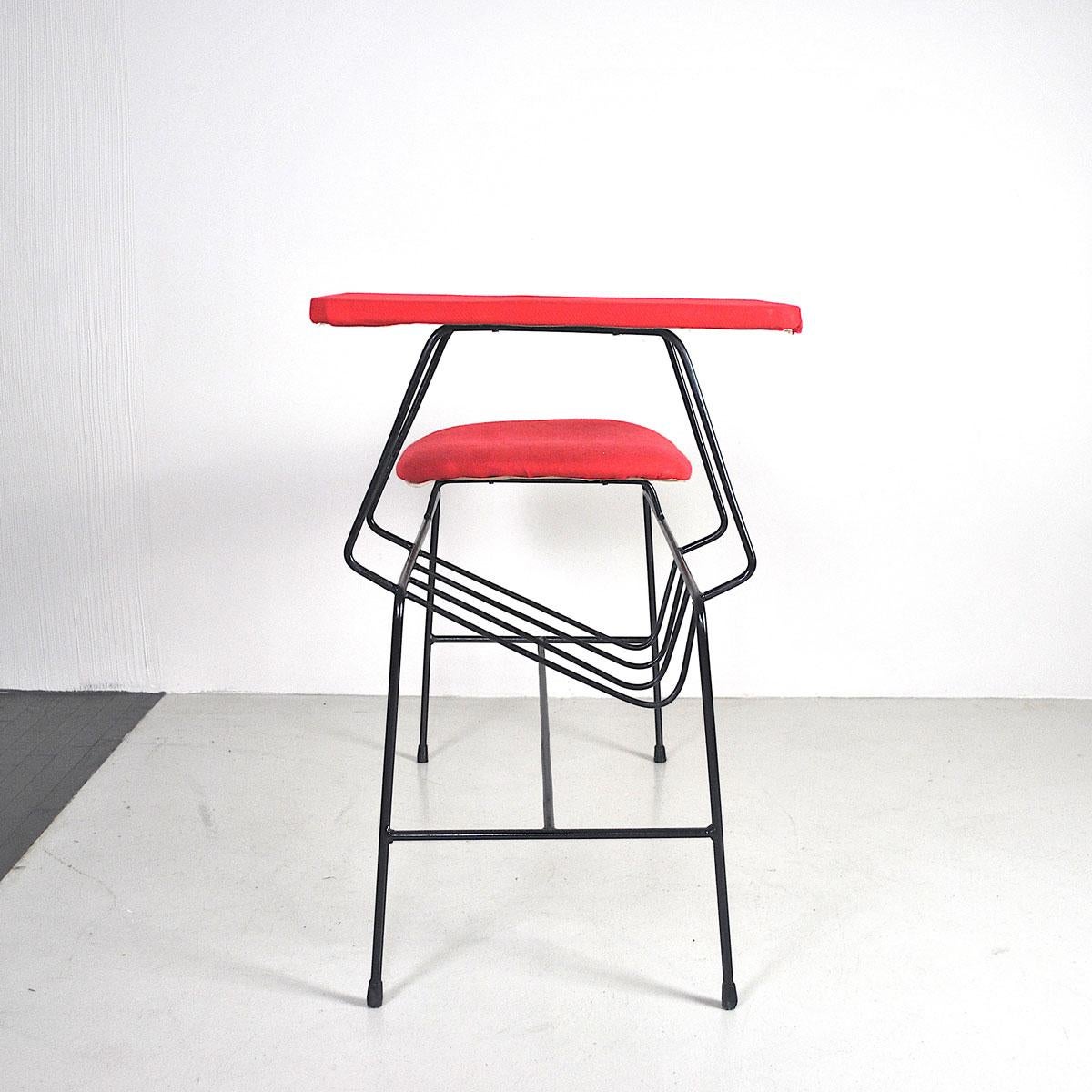 Banc de bureau italien des années 1960 avec assise et petit plateau en tissu rouge en vente 3