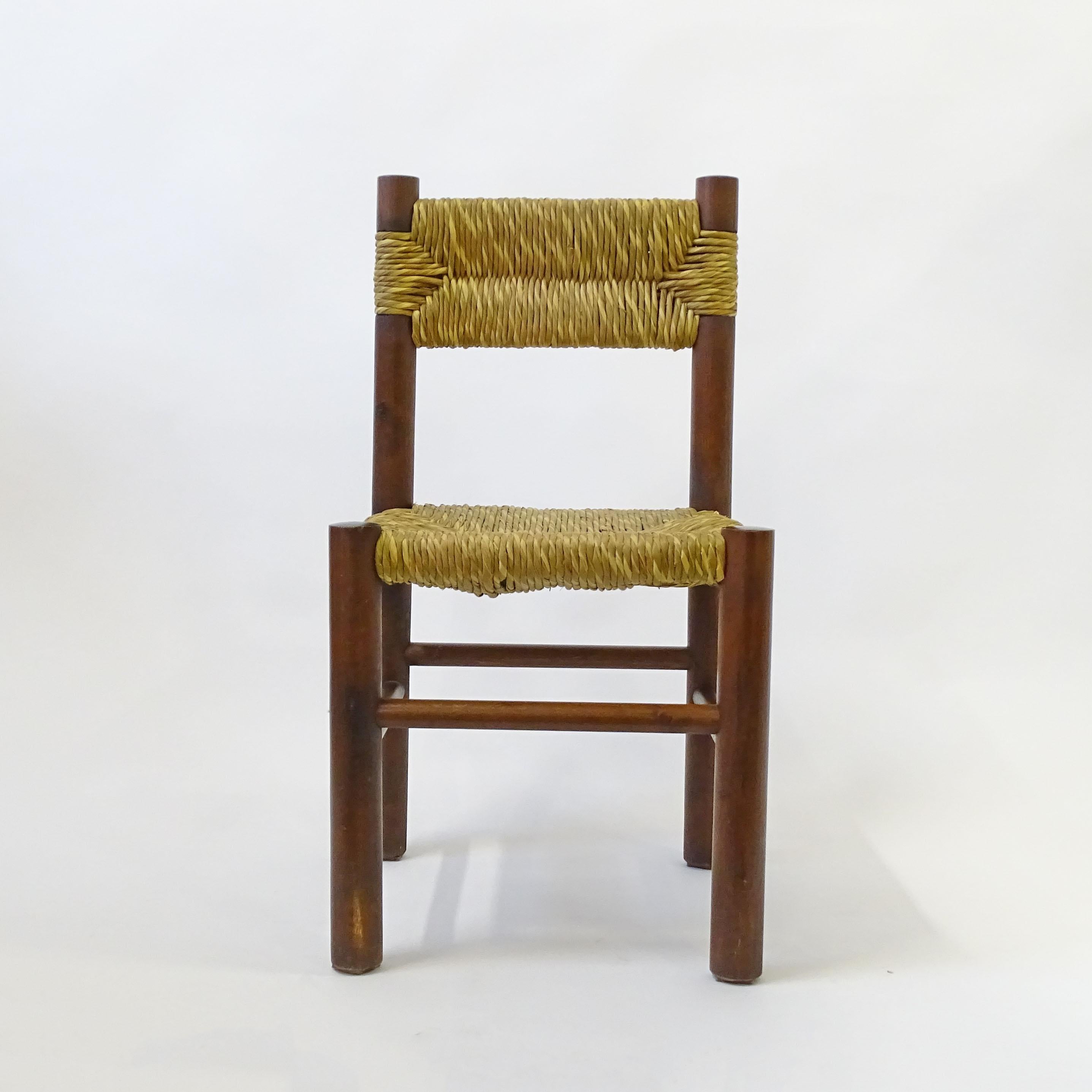 A splendid set of eight rustic Italian 1960s dining chairs in straw and wood in the style of Charlotte Perriand.

