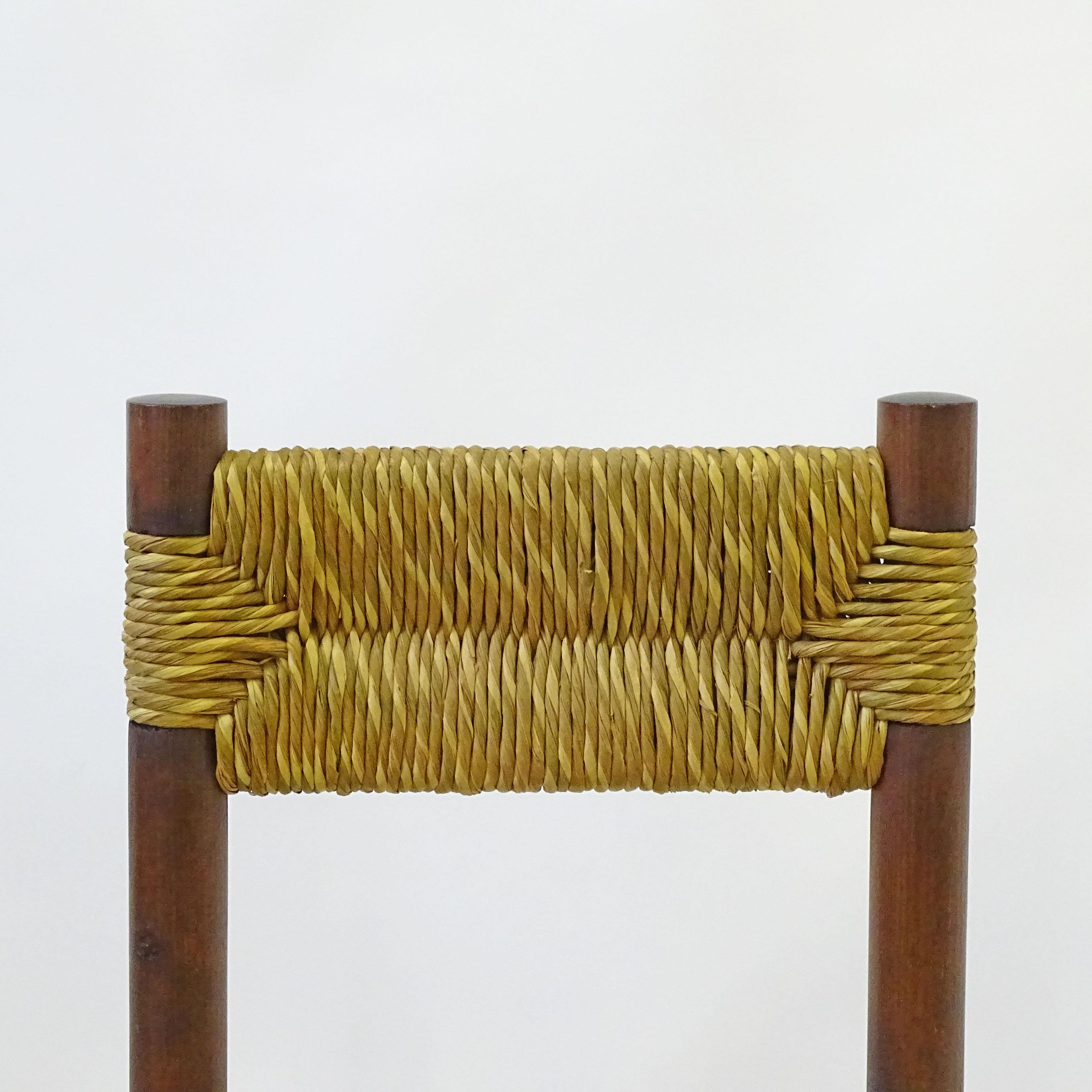 Italienische Esszimmerstühle aus Stroh und Holz aus den 1960er Jahren im Stil von Charlotte Perriand (Moderne der Mitte des Jahrhunderts) im Angebot