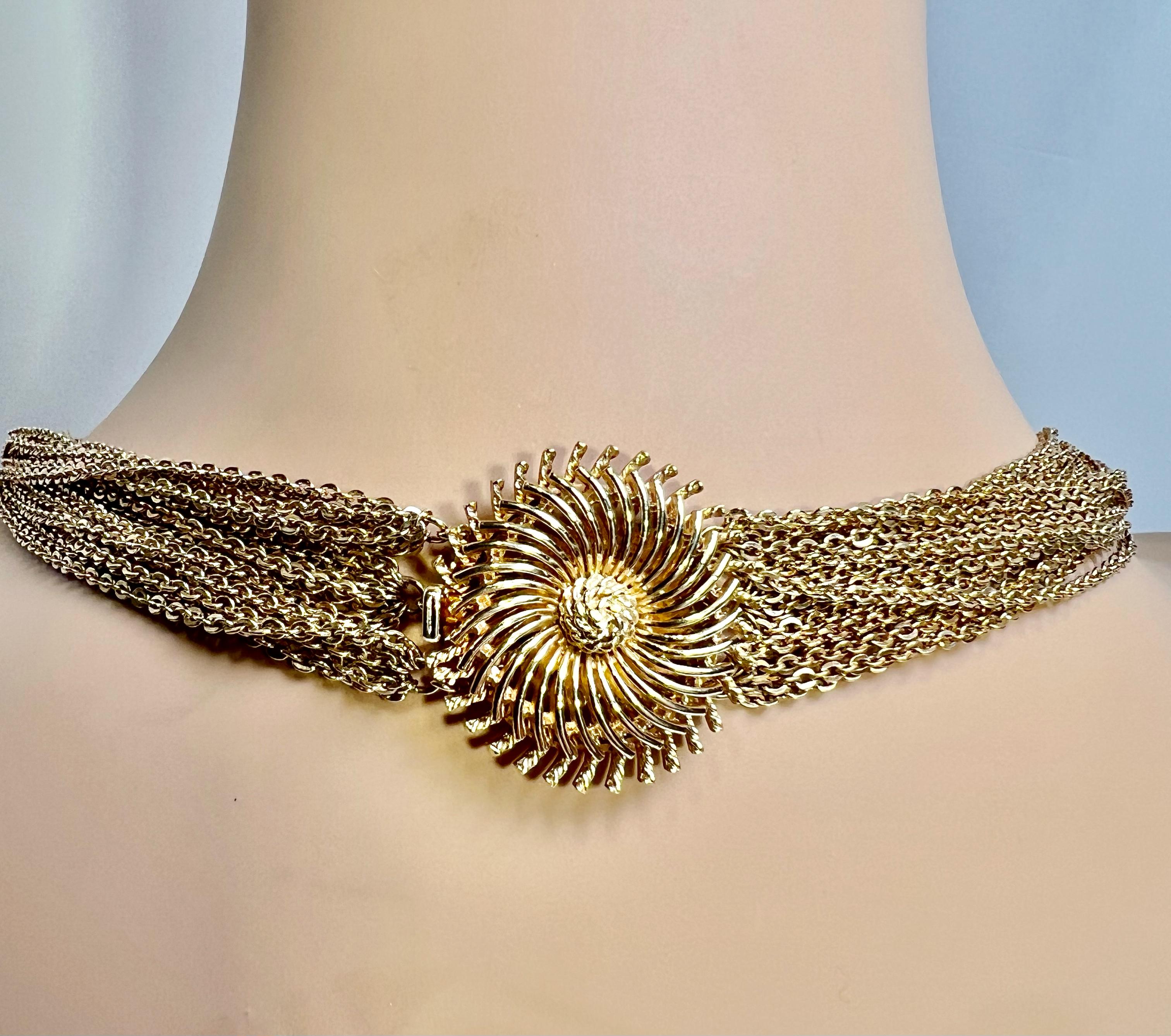 Italian 1960s Elegant Multi-Chain Beautiful Design Clasp Vermeil Necklace
Collier à 17 chaînes en vermeil d'or riche et en or fin, avec un fermoir merveilleusement conçu. Design/One léger et élégant. S'adapte facilement comme une torsade, 24 pouces.
