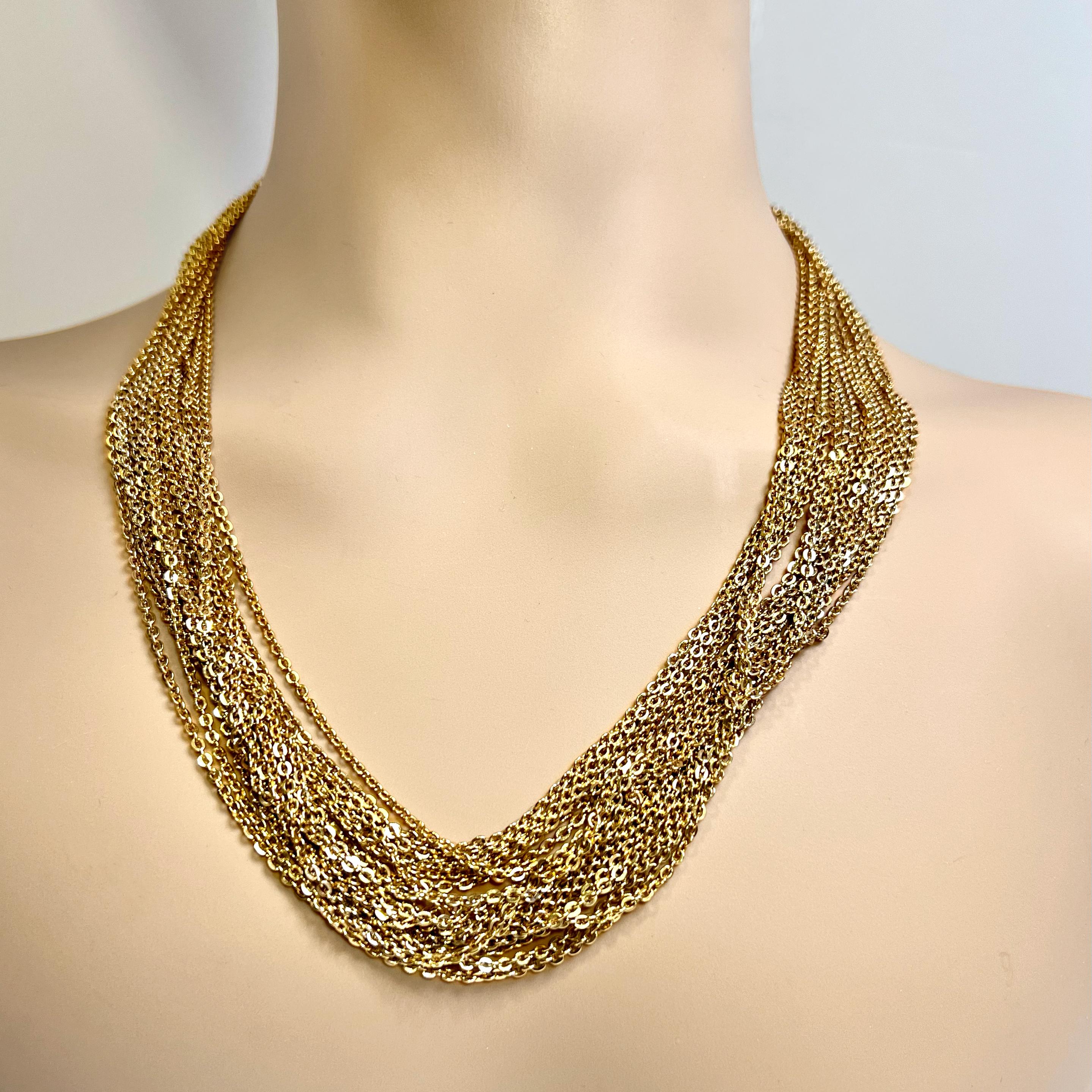 Italian 1960s Elegant Multi Chain Beautiful Design Vermeil Clasp Necklace Excellent état - En vente à New York, NY