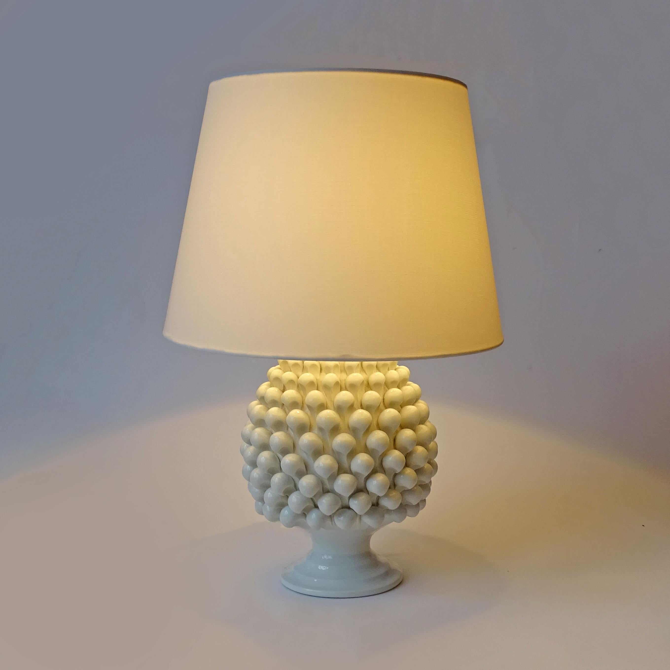 Italian 1960s Ferlaro White Ceramic Pine Cone Table Lamp
Measurements are for the CEramic structure.
The lampshade is not included.
It will need to be rewired for US use.