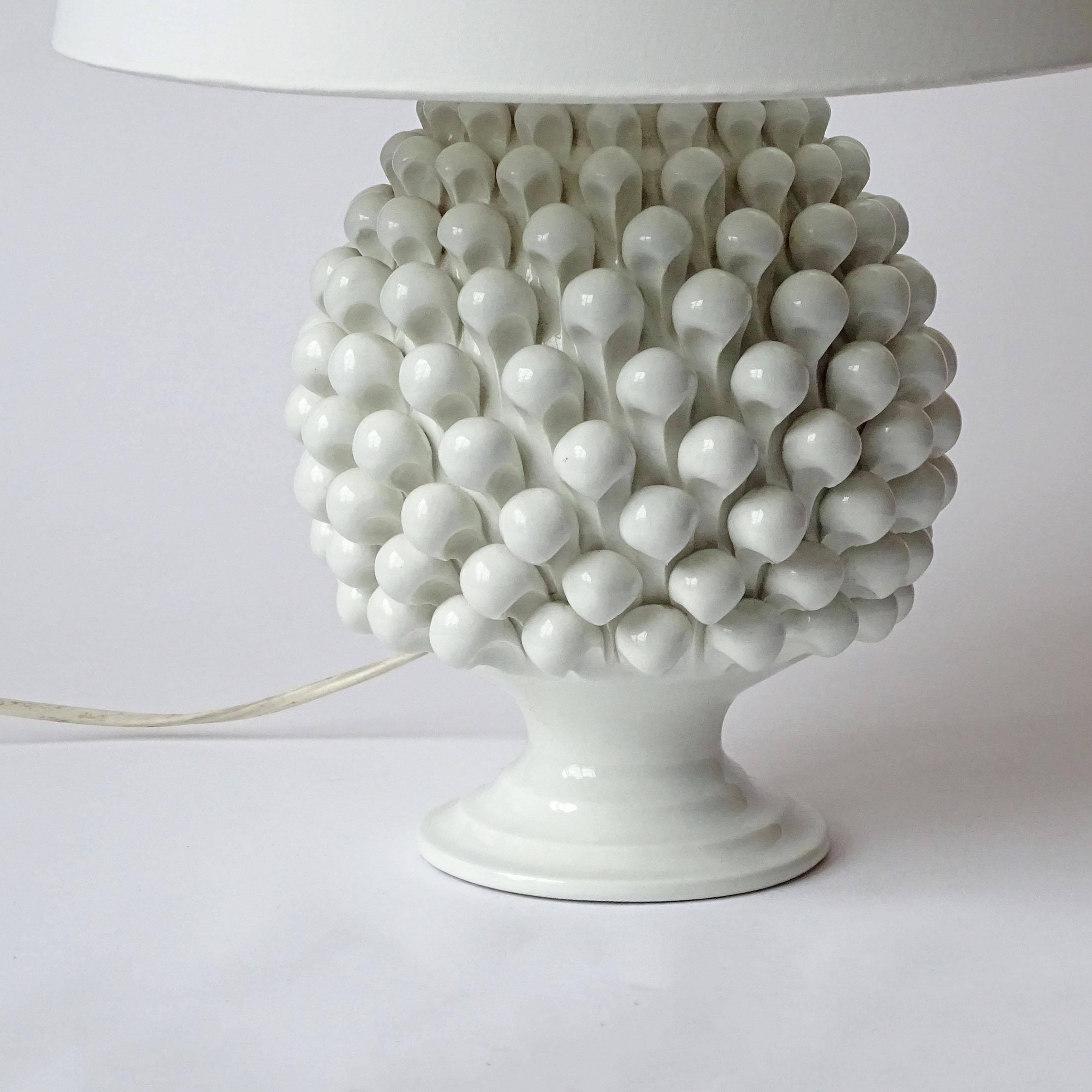 Italian 1960s Ferlaro White Ceramic Pine Cone Table Lamp In Excellent Condition For Sale In Milan, IT