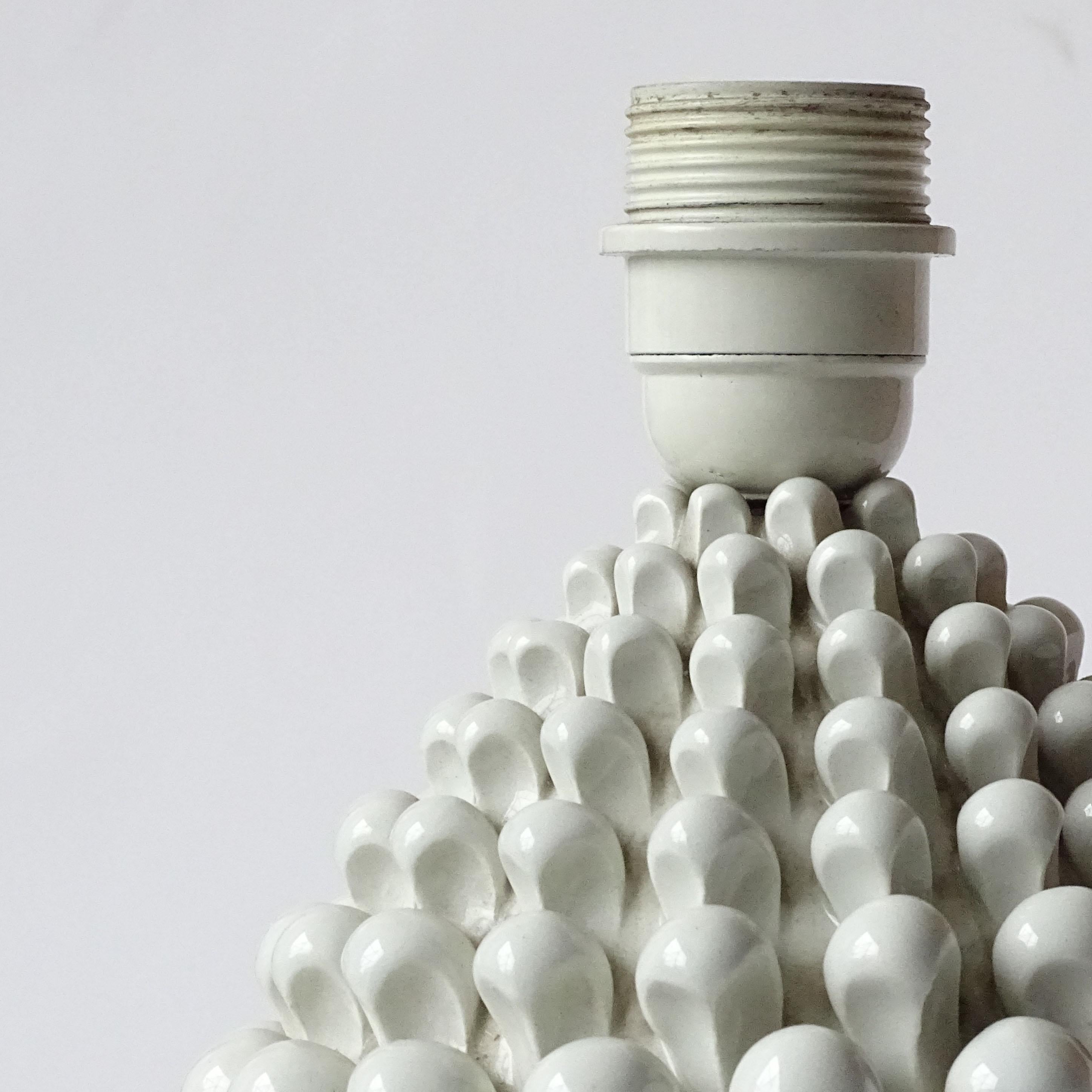 Italian 1960s Ferlaro White Ceramic Pine Cone Table Lamp For Sale 2