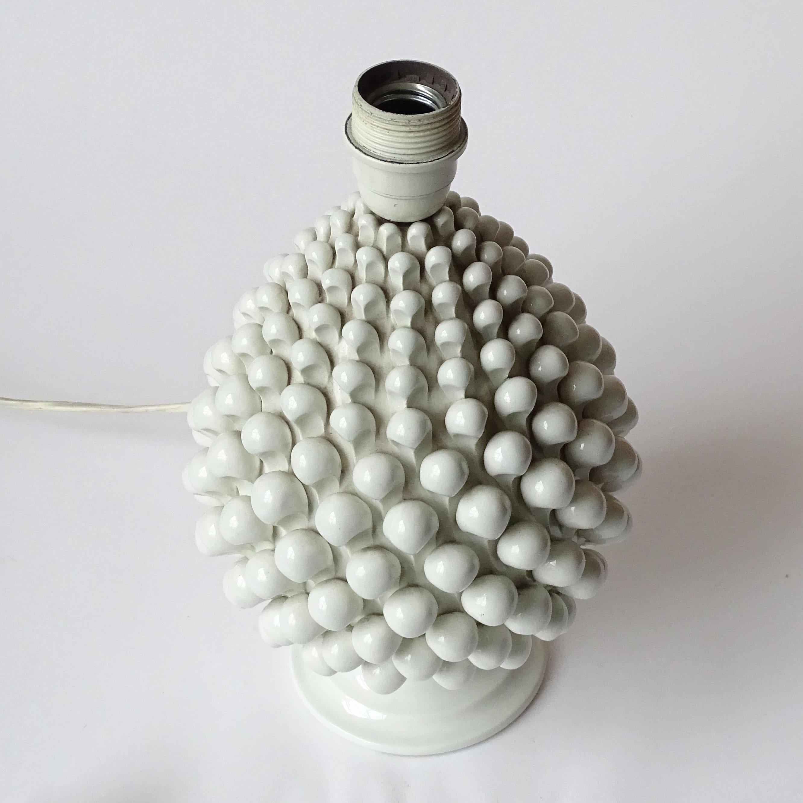 Italian 1960s Ferlaro White Ceramic Pine Cone Table Lamp For Sale 3