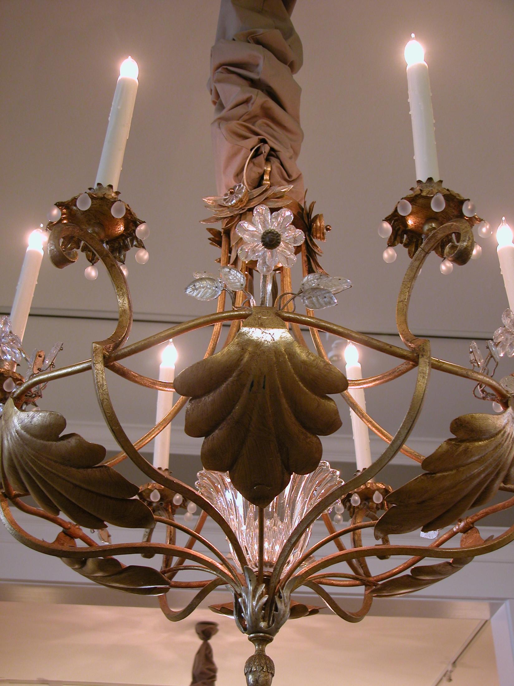 Lampadario a 7 luci in metallo dorato e tole degli anni '60 con fiori di cristallo in vendita 2
