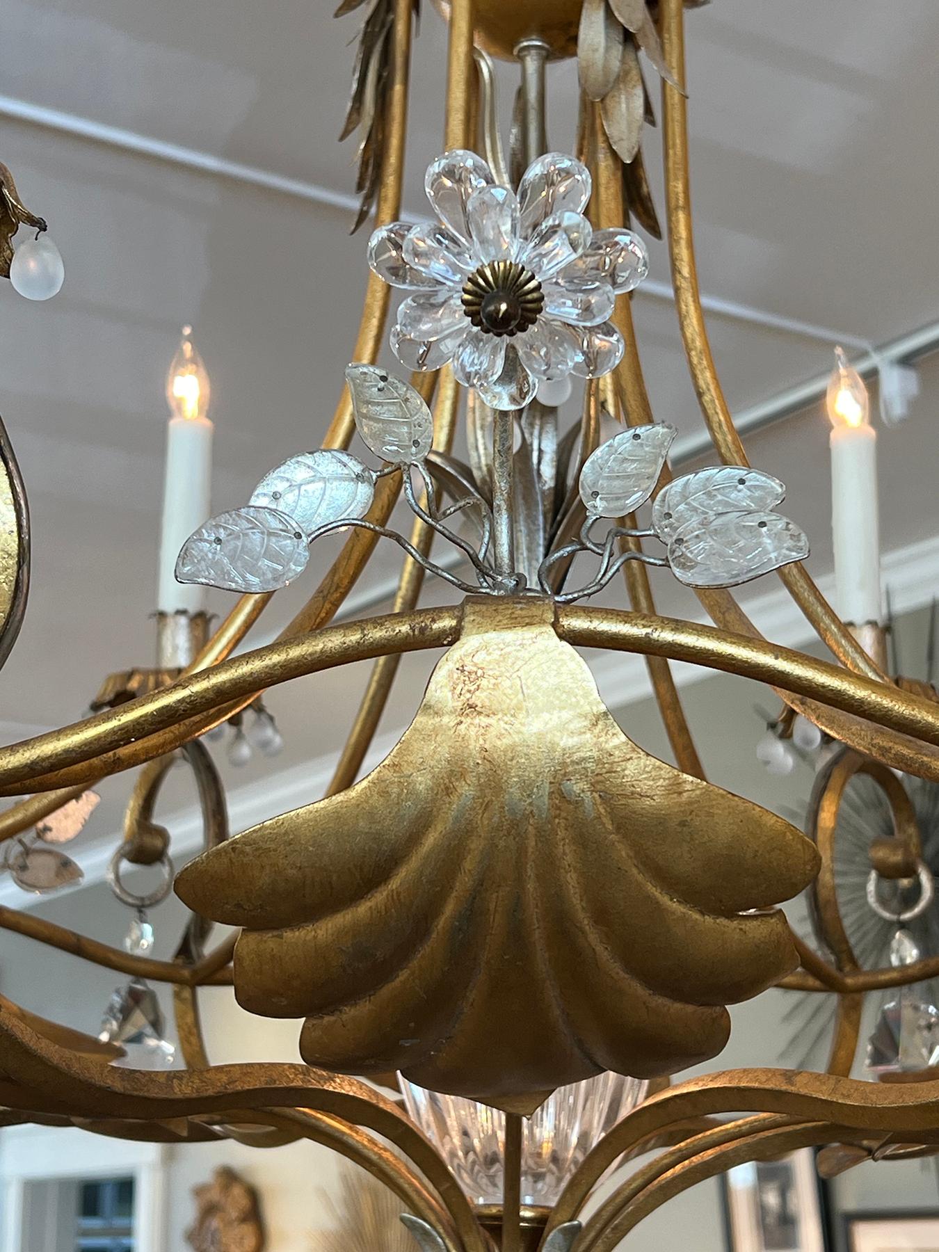 Hollywood Regency Lampadario a 7 luci in metallo dorato e tole degli anni '60 con fiori di cristallo in vendita