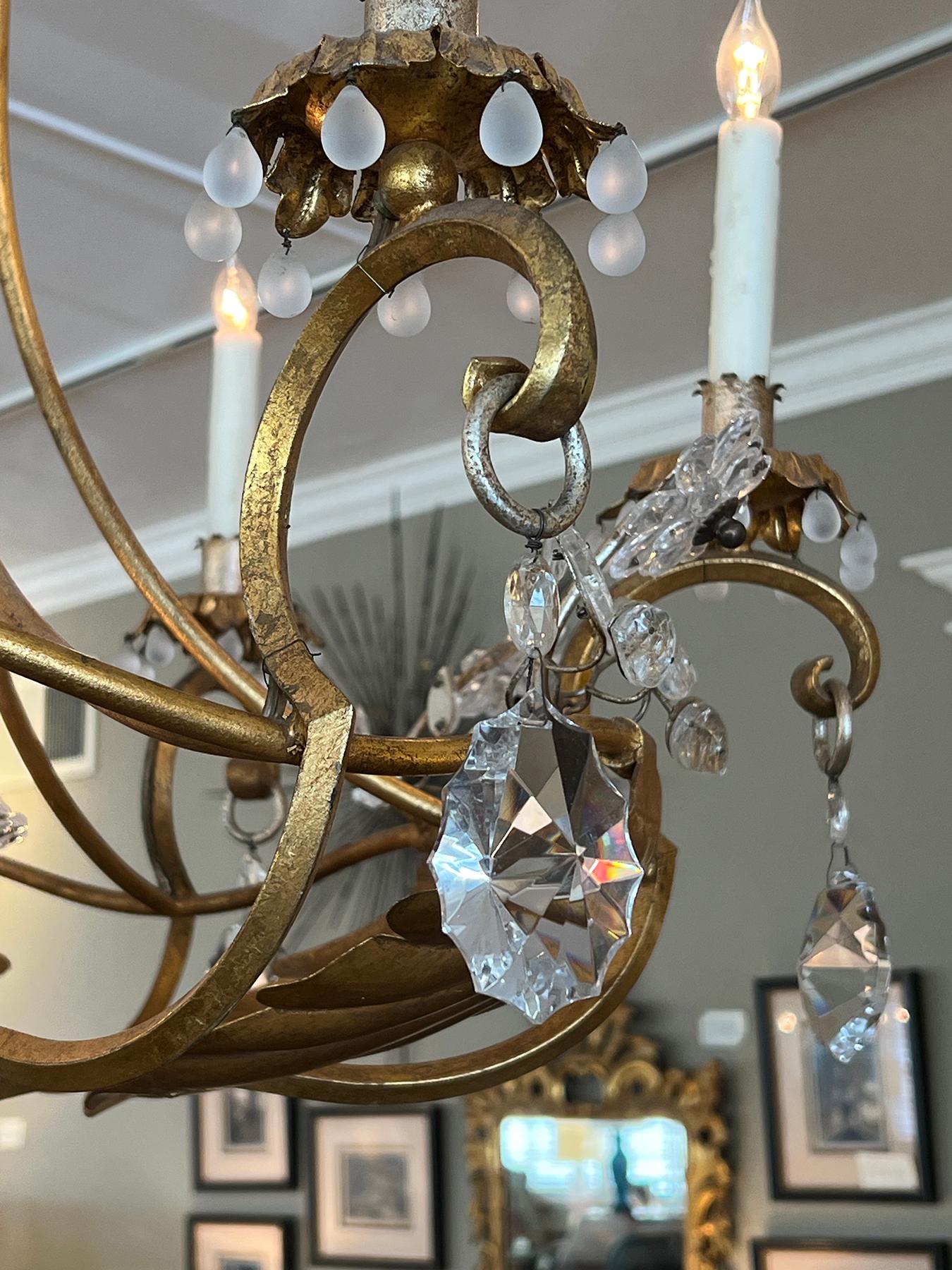 Italiano Lampadario a 7 luci in metallo dorato e tole degli anni '60 con fiori di cristallo in vendita