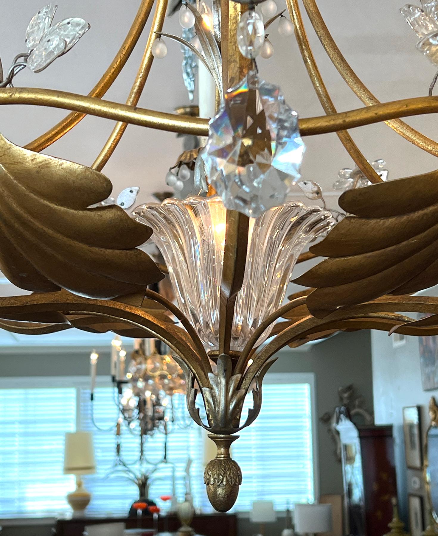 Dorato Lampadario a 7 luci in metallo dorato e tole degli anni '60 con fiori di cristallo in vendita