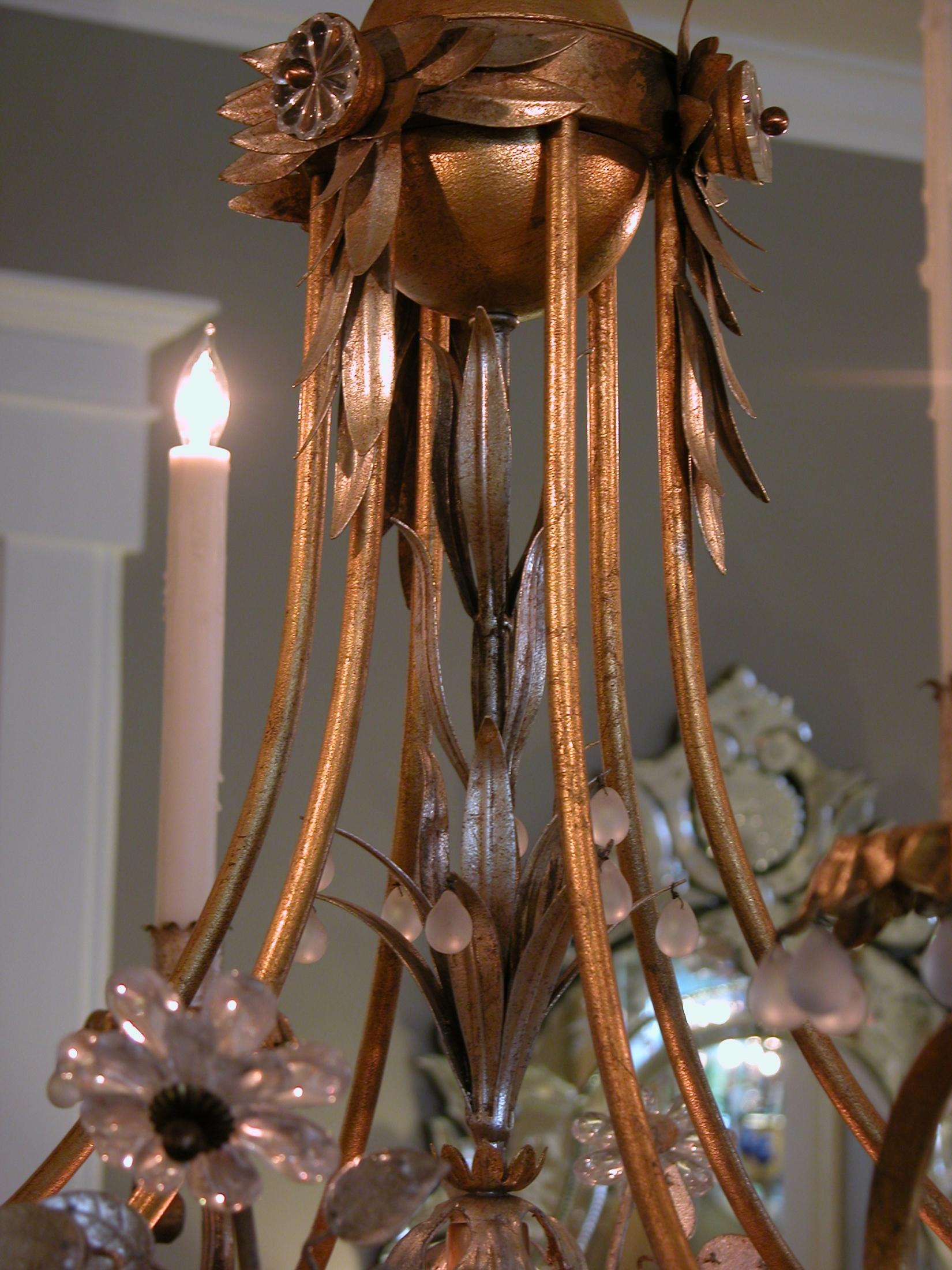 Lampadario a 7 luci in metallo dorato e tole degli anni '60 con fiori di cristallo In condizioni buone in vendita a San Francisco, CA