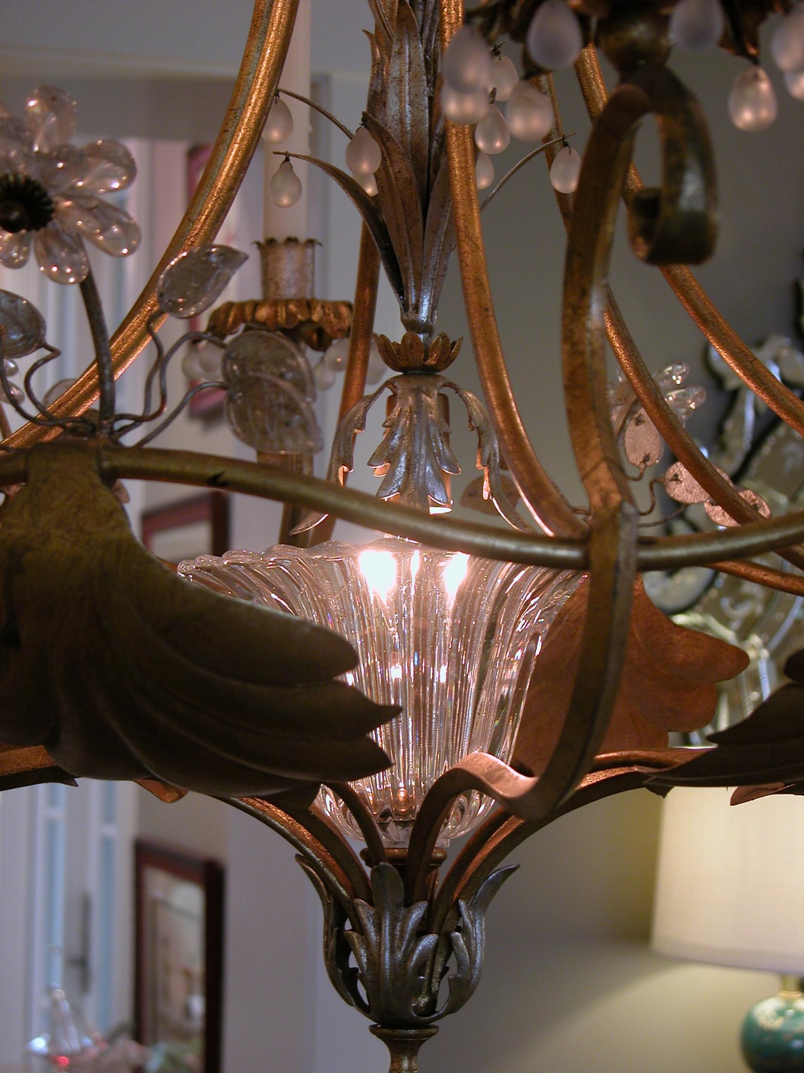 Metà XX secolo Lampadario a 7 luci in metallo dorato e tole degli anni '60 con fiori di cristallo in vendita