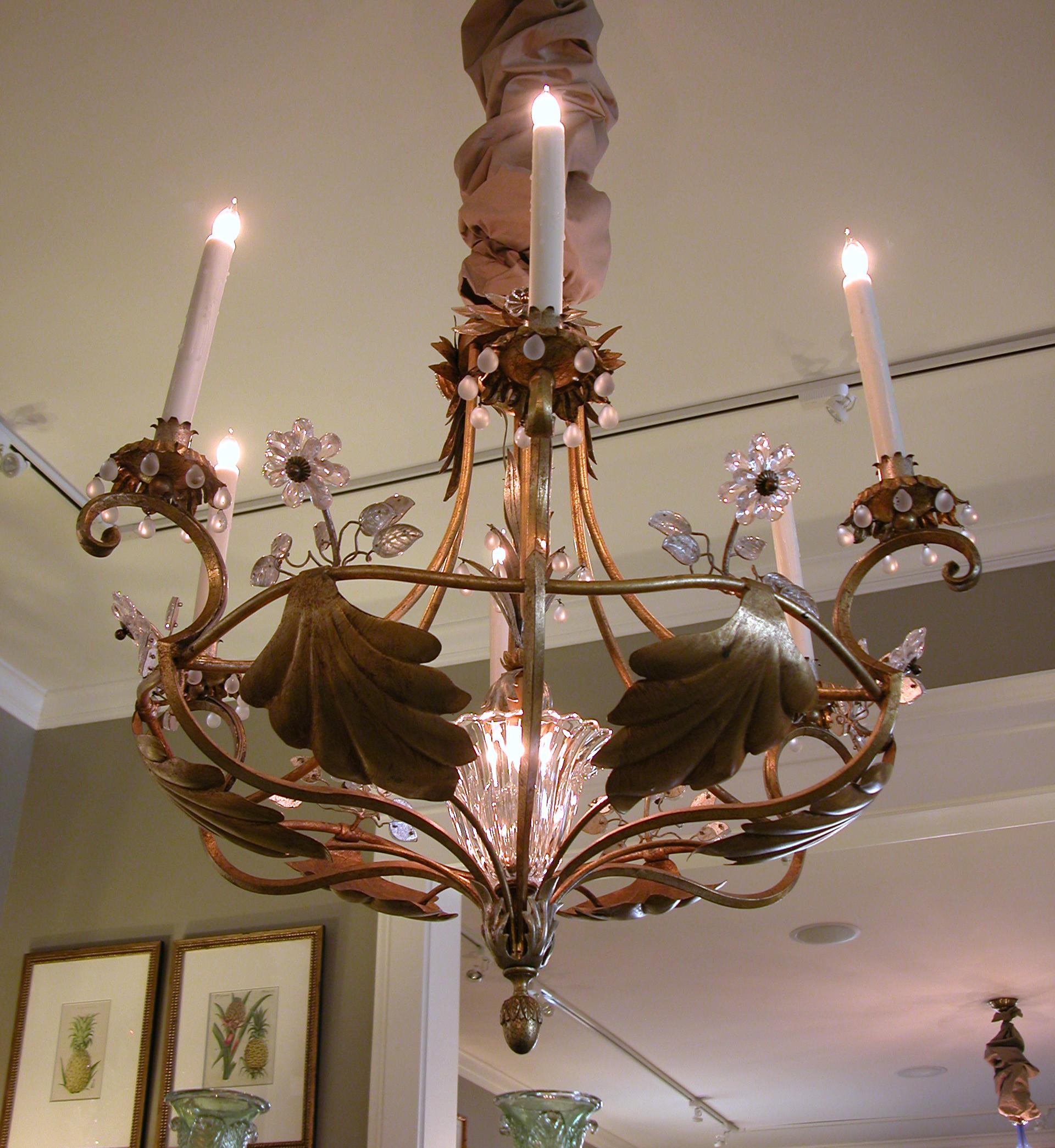 Metallo Lampadario a 7 luci in metallo dorato e tole degli anni '60 con fiori di cristallo in vendita