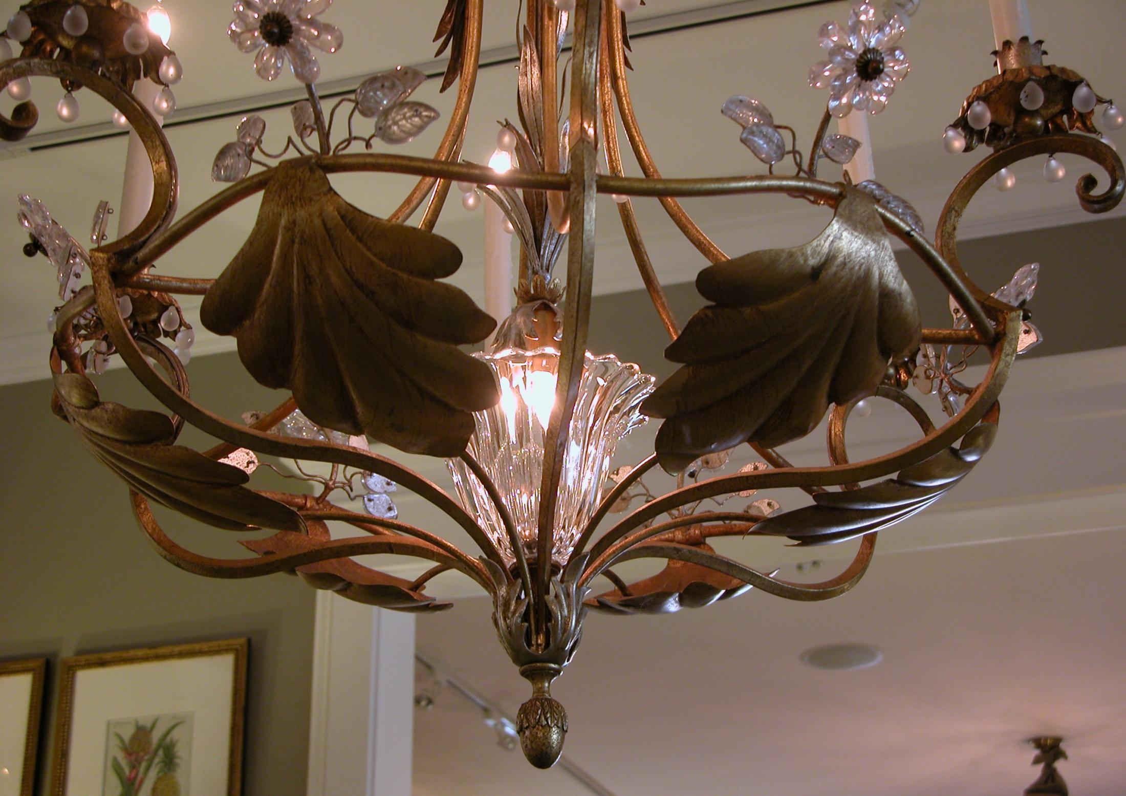 Lampadario a 7 luci in metallo dorato e tole degli anni '60 con fiori di cristallo in vendita 1