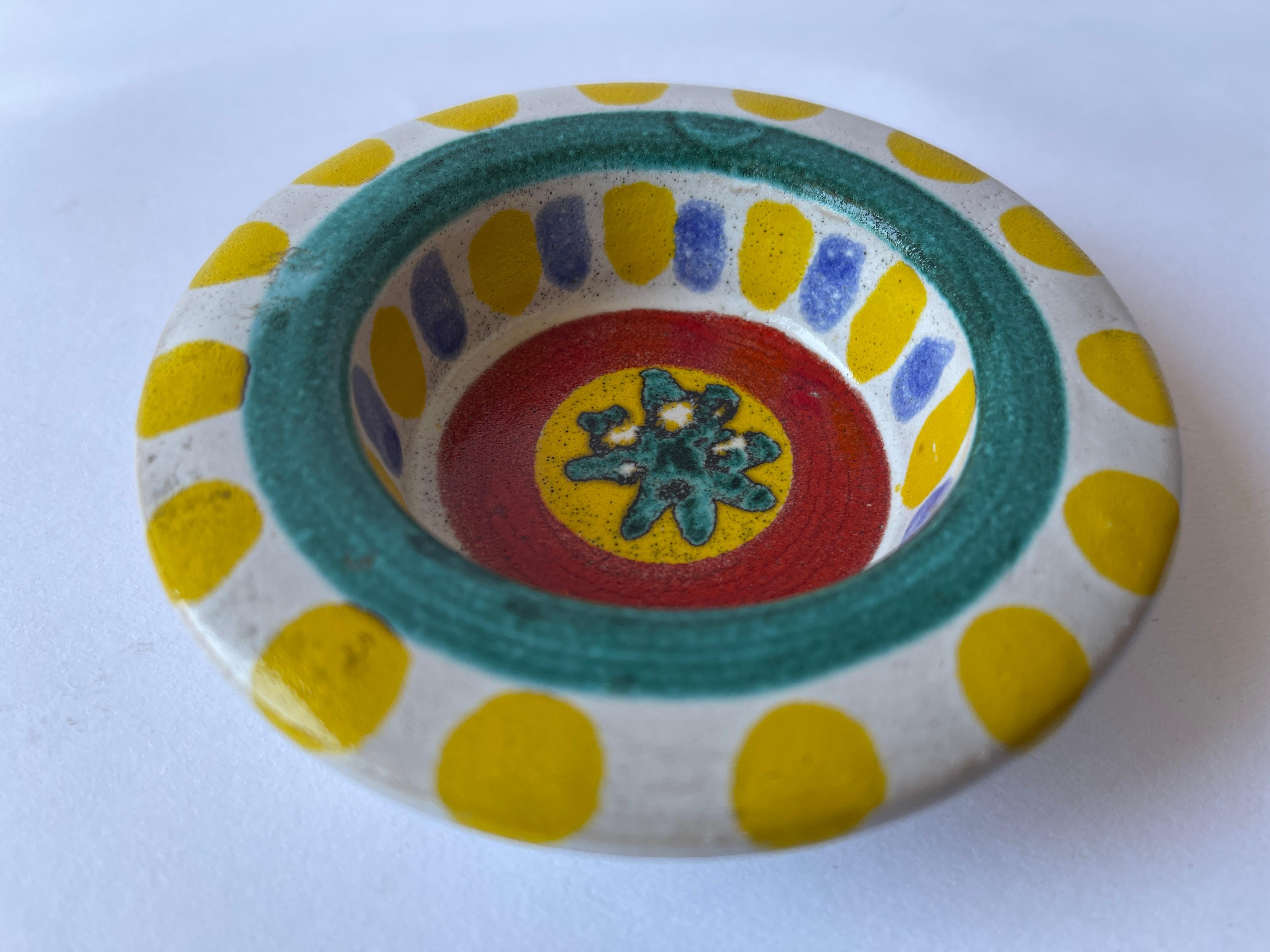 Italian 1960's Giovanni DeSimone Decorative Pottery Dish In Good Condition For Sale In New York, NY