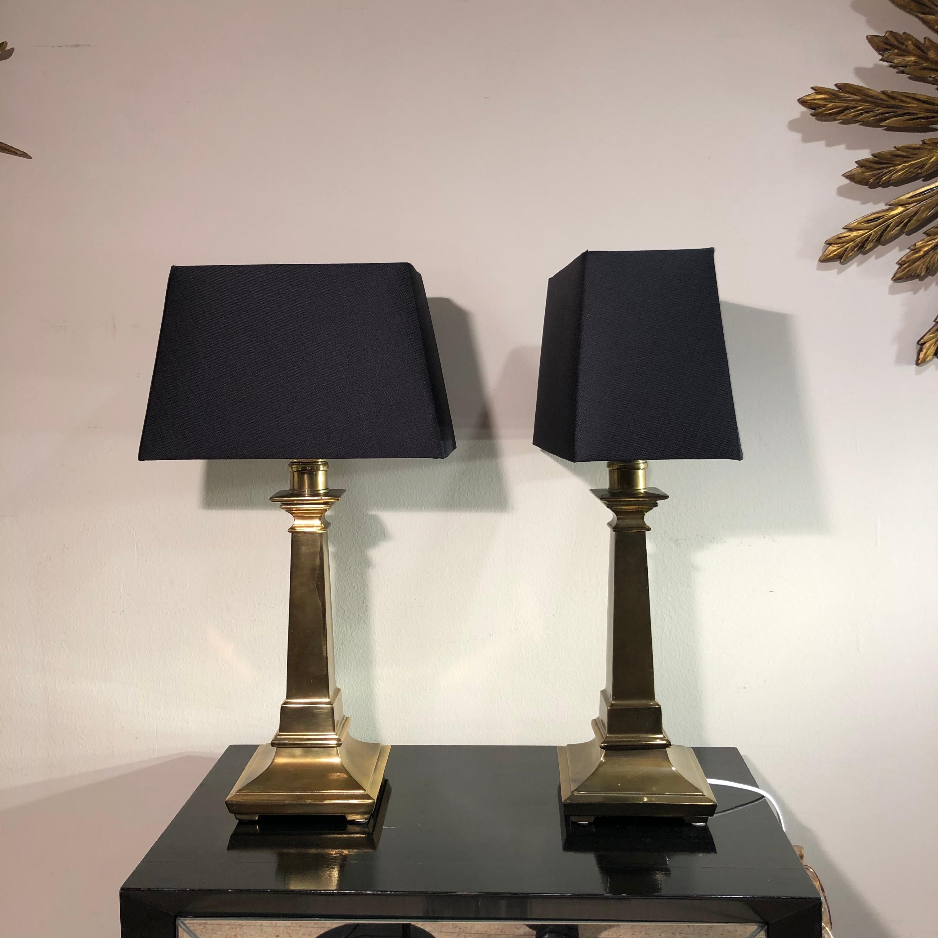 Italienische 1960er Goldmessing Schwarzer Lampenschirm Tischlampen (Messing)