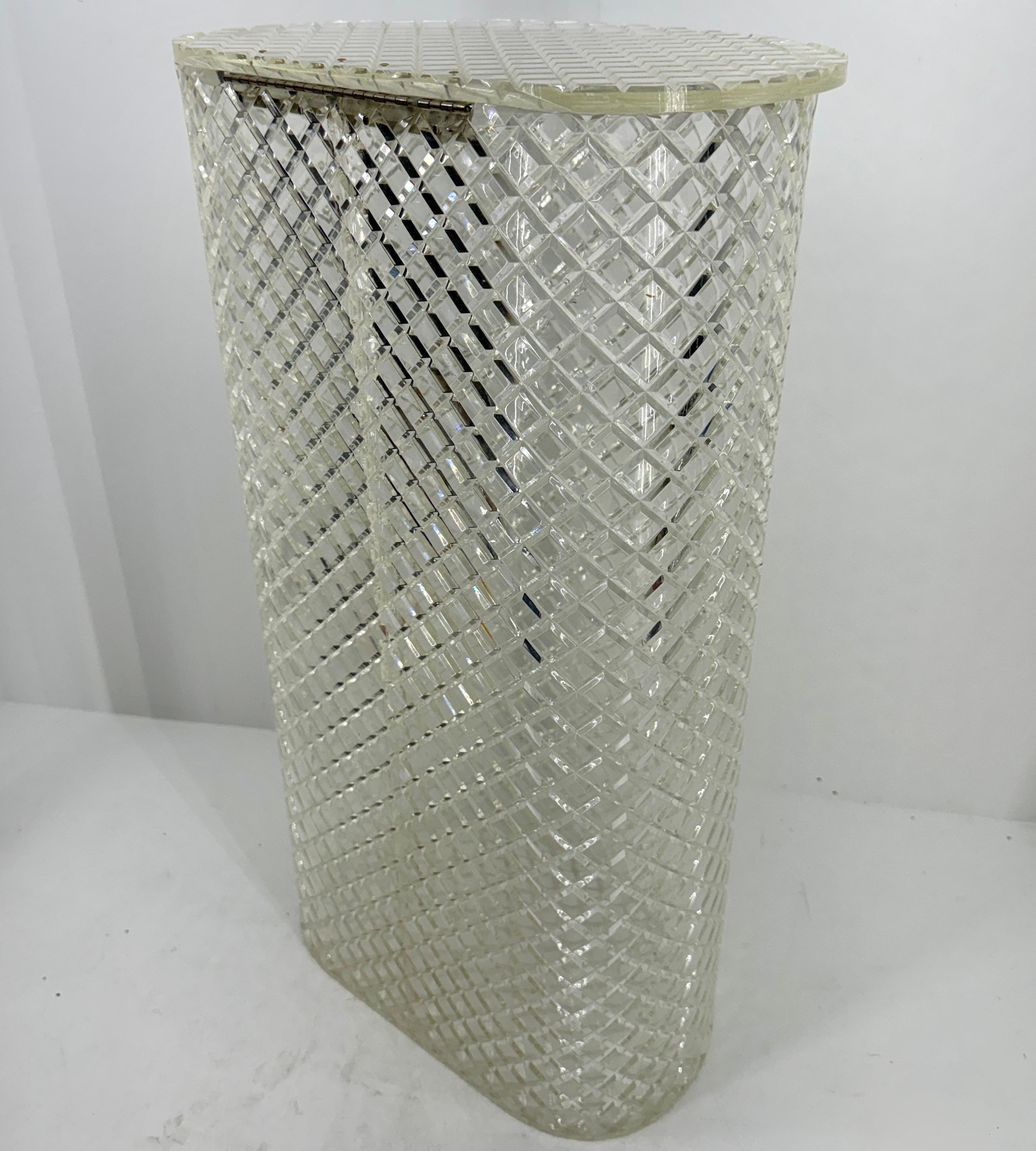 Set da bagno con cesto e cestino per rifiuti in lucite spessa, anni '60, italiano in vendita 5