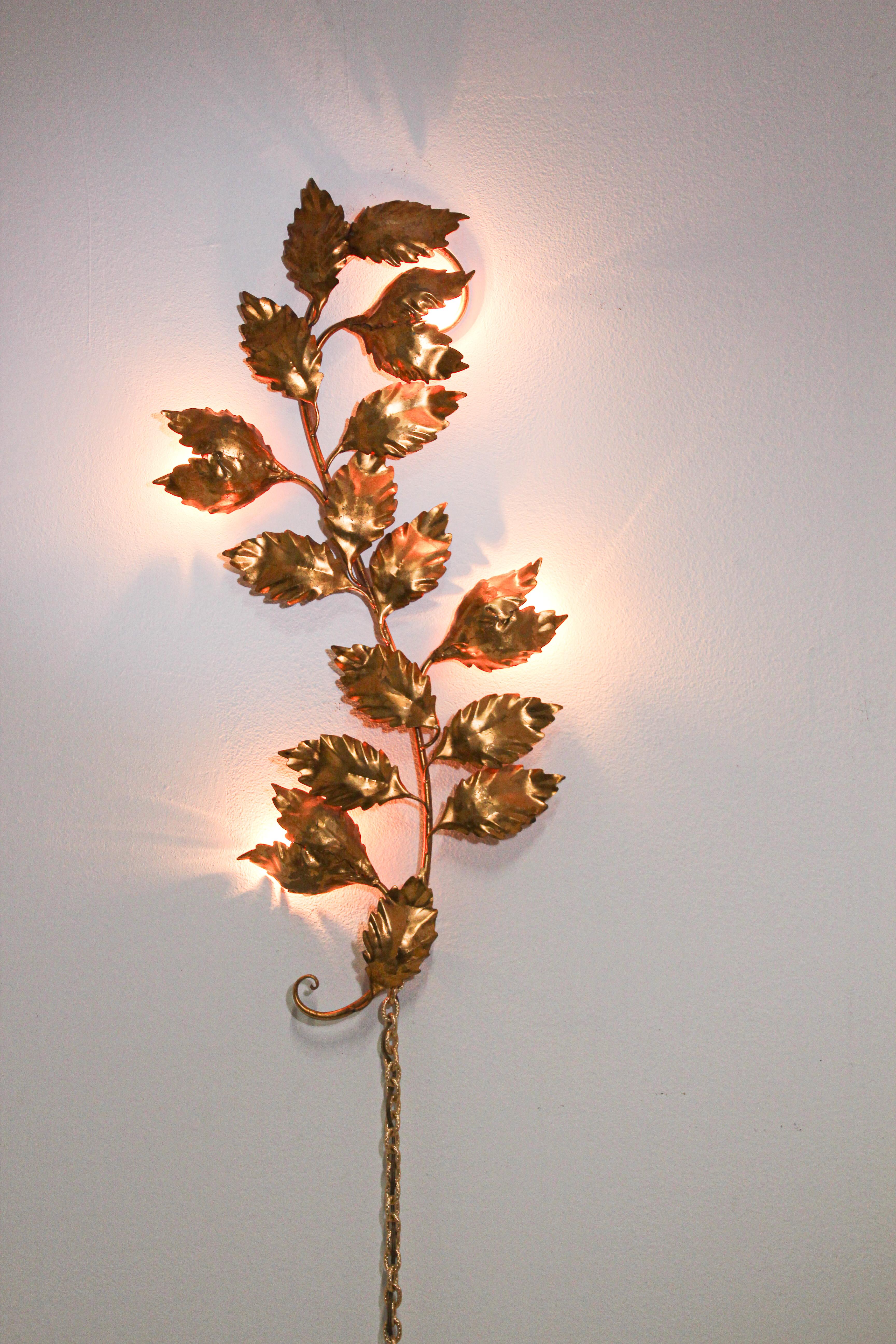 Italian 1960s Hollywood Regency Gilt Metal Wall Sconce, by Hans Kogl For Sale 8