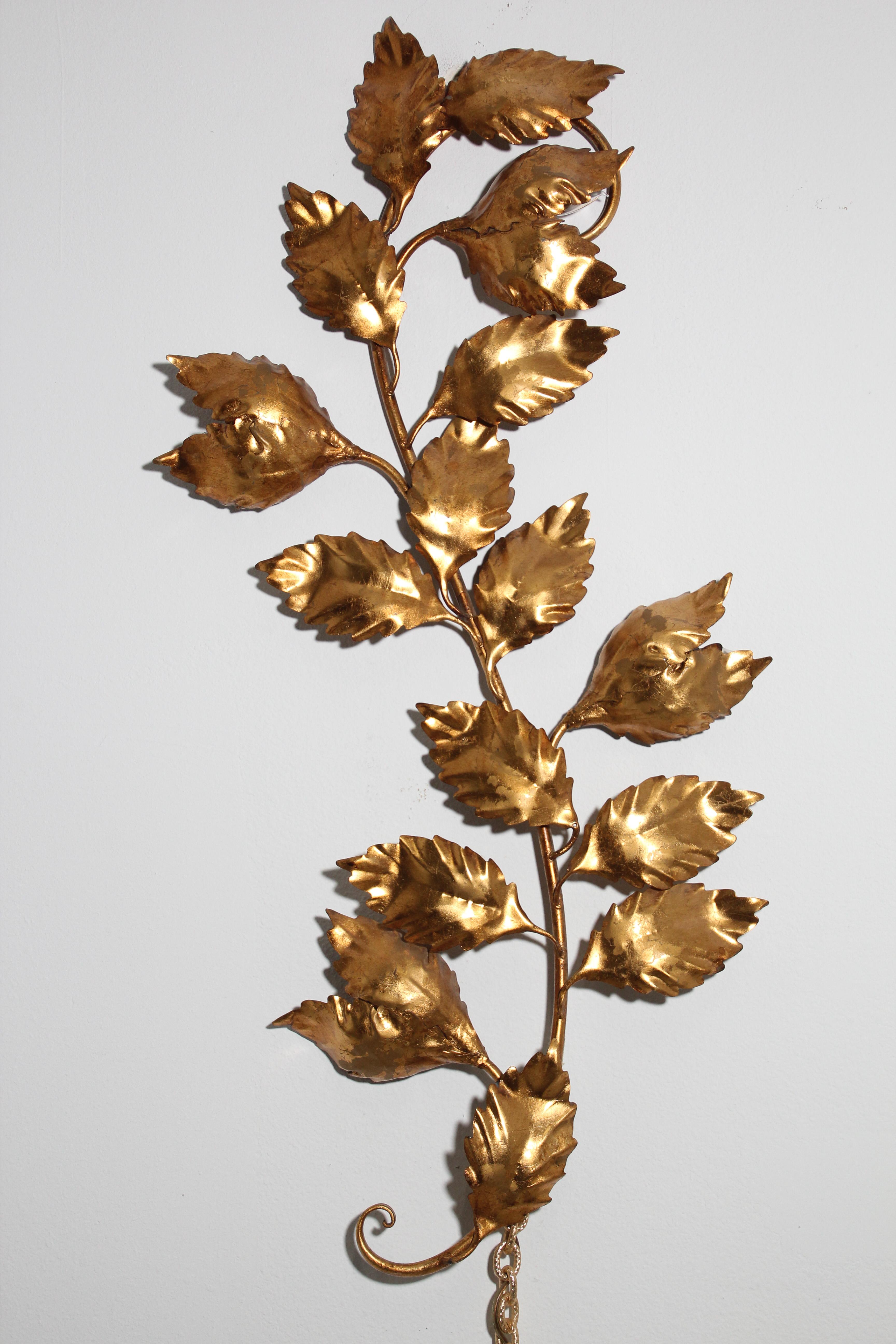 An Italian 1960s Hollywood Regency gilt metal wall sconce in the form of a branch with leaves.
This large decorative gold leaf sconce makes an ideal feature piece for a traditional or contemporary interior, perhaps over a sofa, fireplace, bed or any