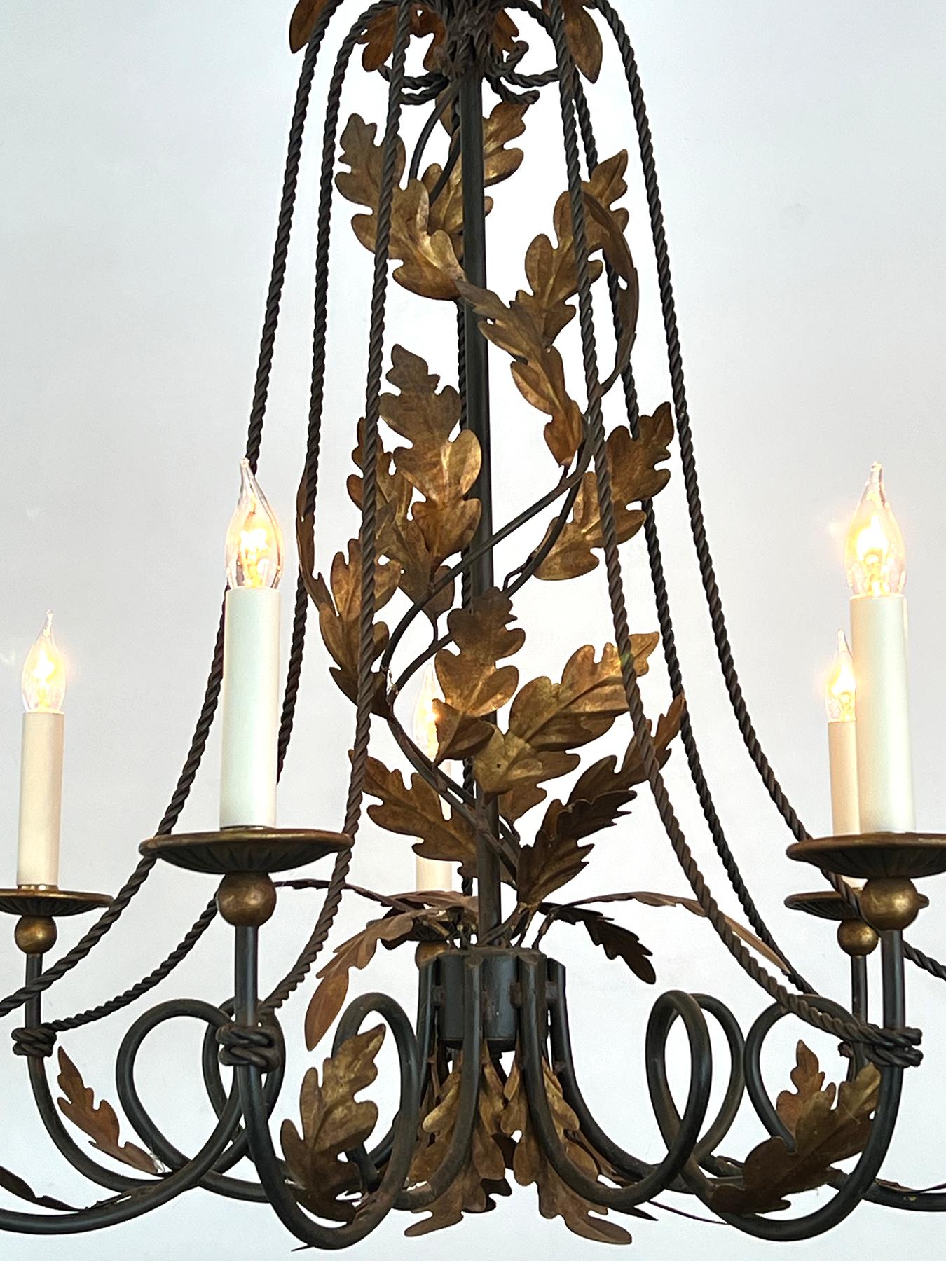 Néo-rococo Lustre italien des années 1960 en fer et tôle dorée à 7 feux en vente