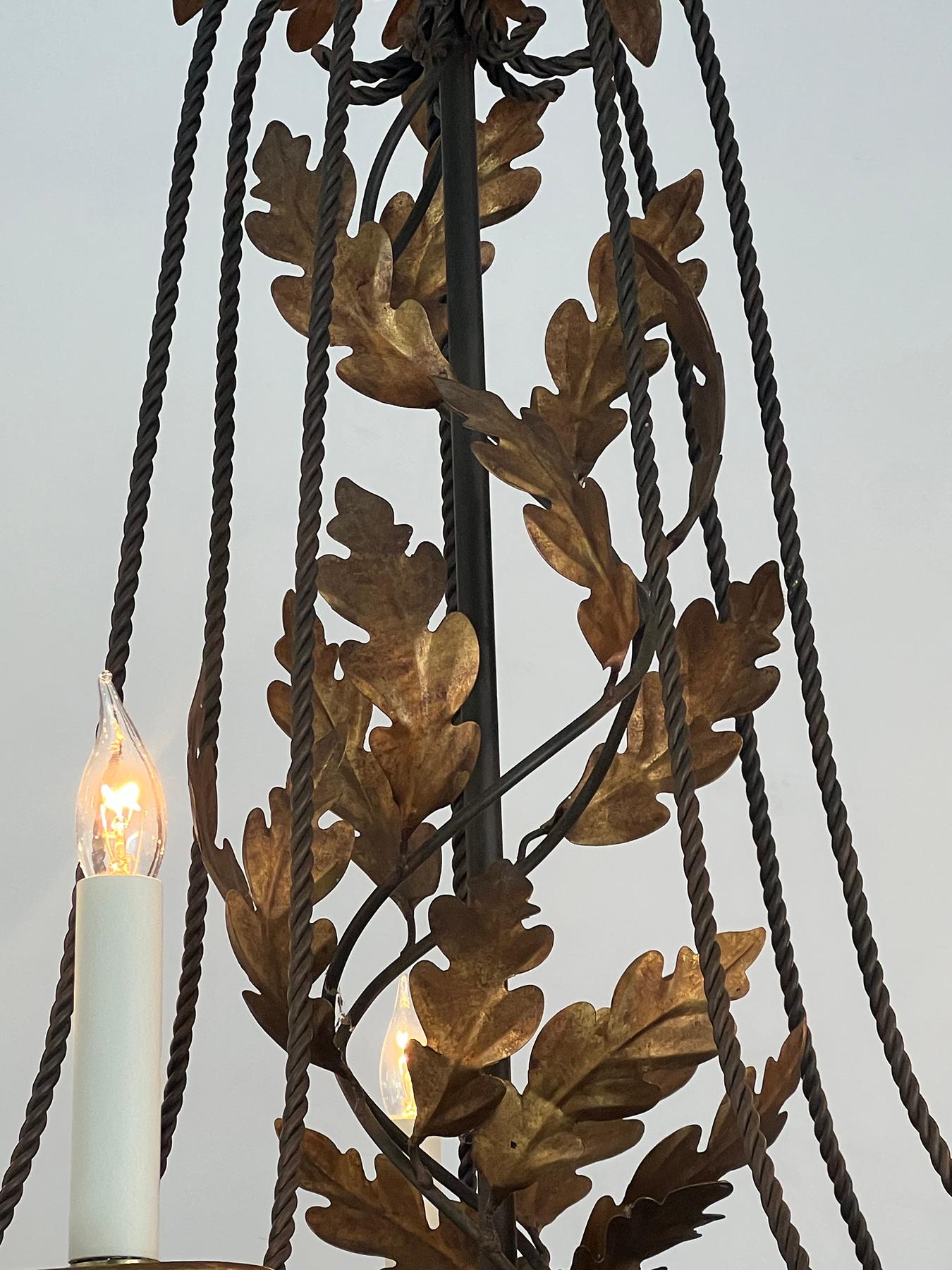 Fait main Lustre italien des années 1960 en fer et tôle dorée à 7 feux en vente