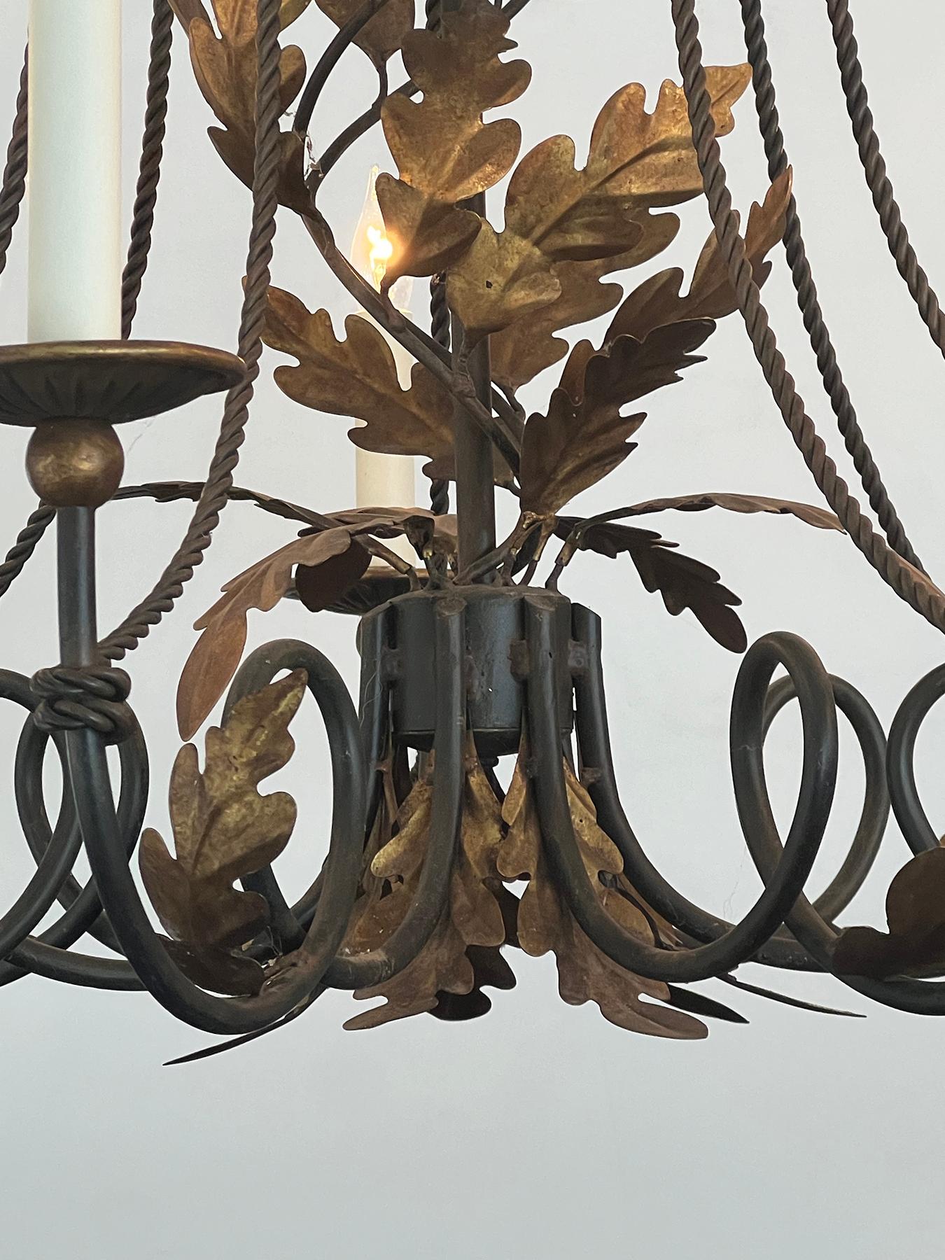 Milieu du XXe siècle Lustre italien des années 1960 en fer et tôle dorée à 7 feux en vente