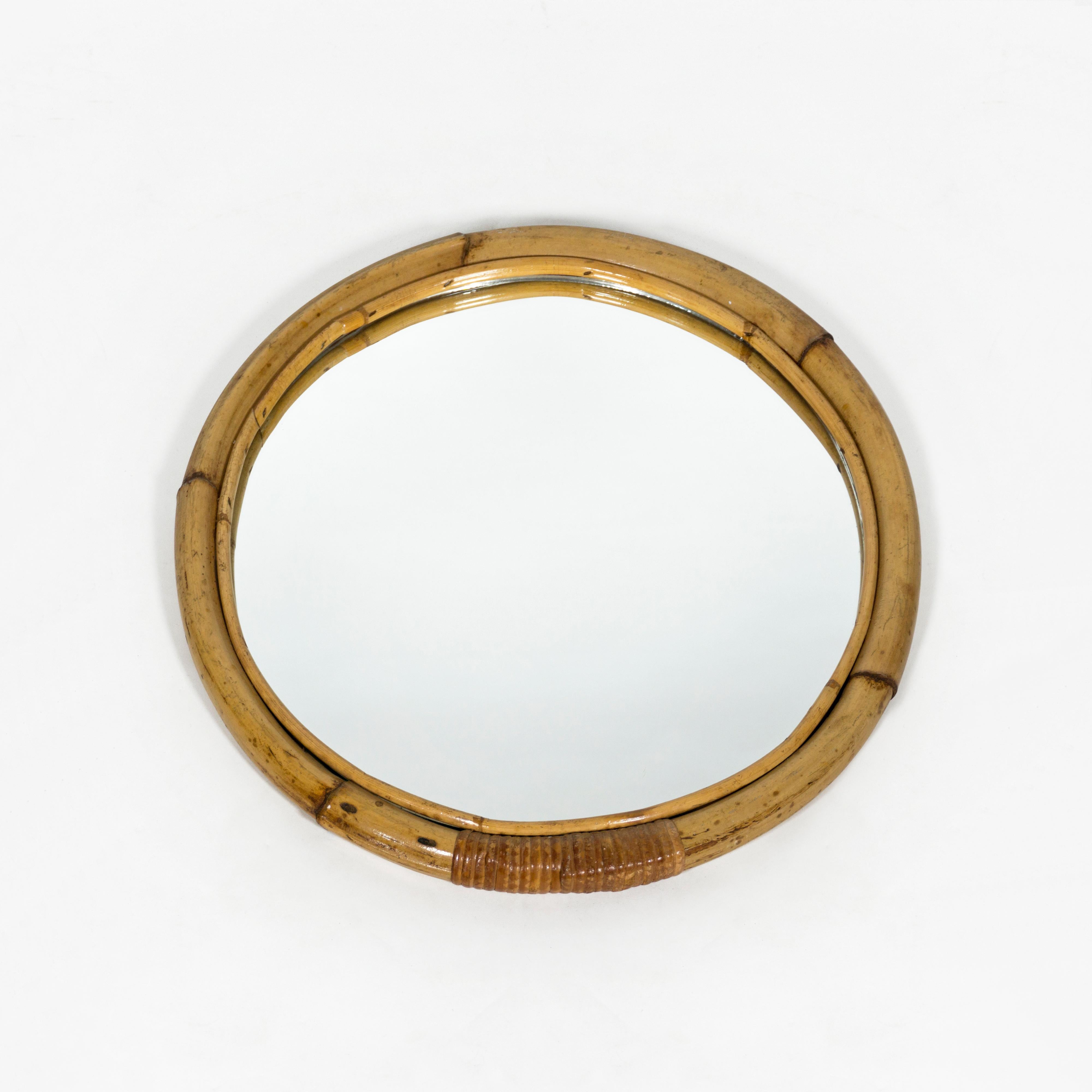 Mid-Century moderno Specchio da parete rotondo con doppia cornice in bambù, italiano, anni '60, metà del secolo scorso. in vendita