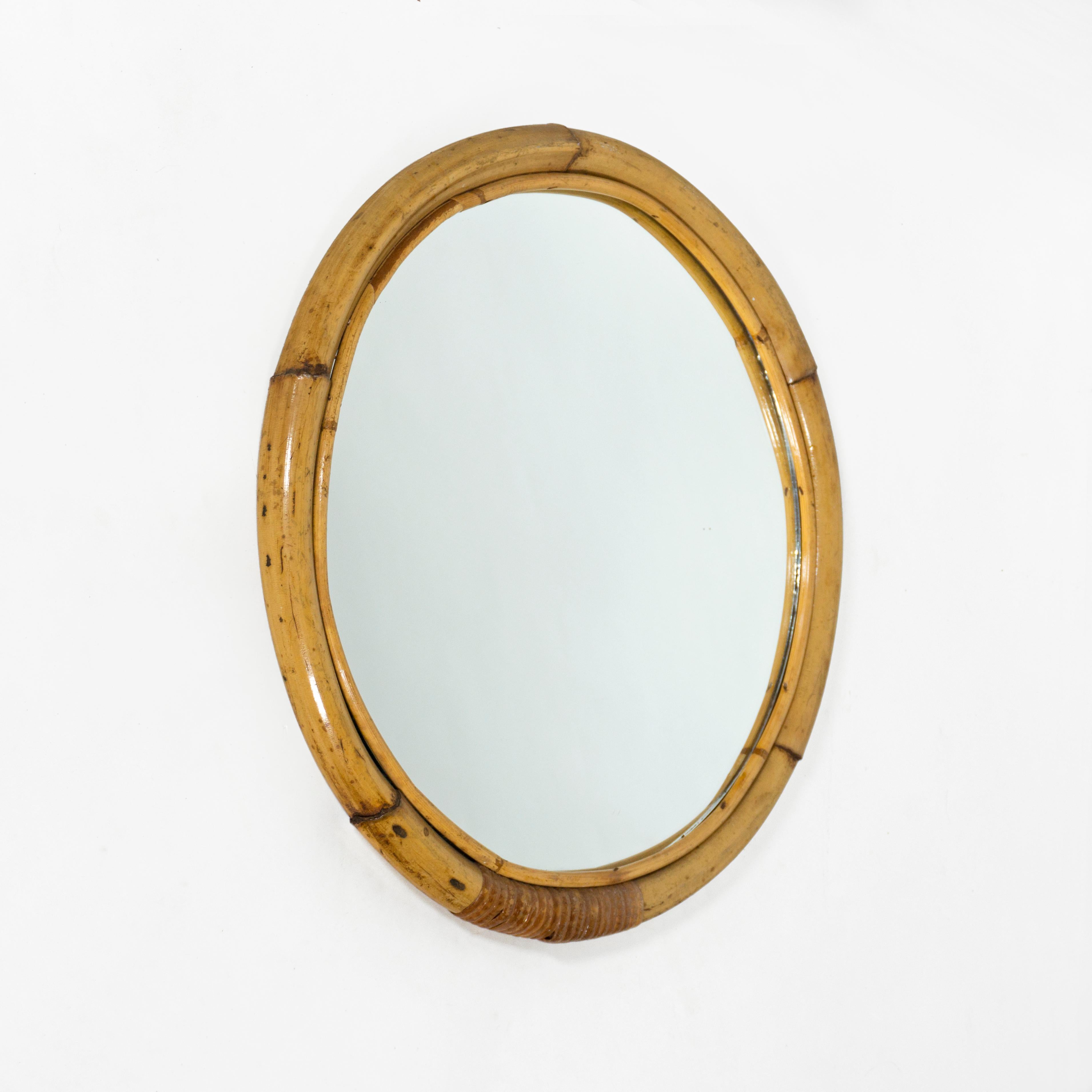 Fatto a mano Specchio da parete rotondo con doppia cornice in bambù, italiano, anni '60, metà del secolo scorso. in vendita