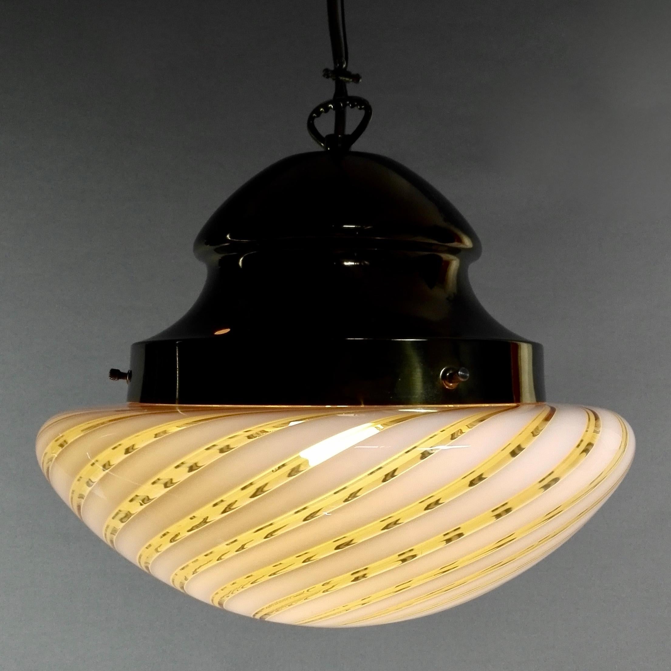 Italian 1960s Murano Hand Blown Glass and Brass Pendant Lamp In Good Condition In Caprino Veronese, VR