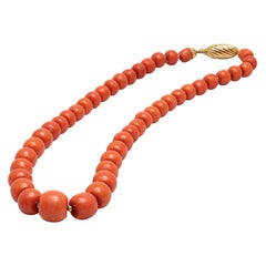 Vintage Italian 1960s Natural Untreated Coral Beaded Necklace in Yellow Gold