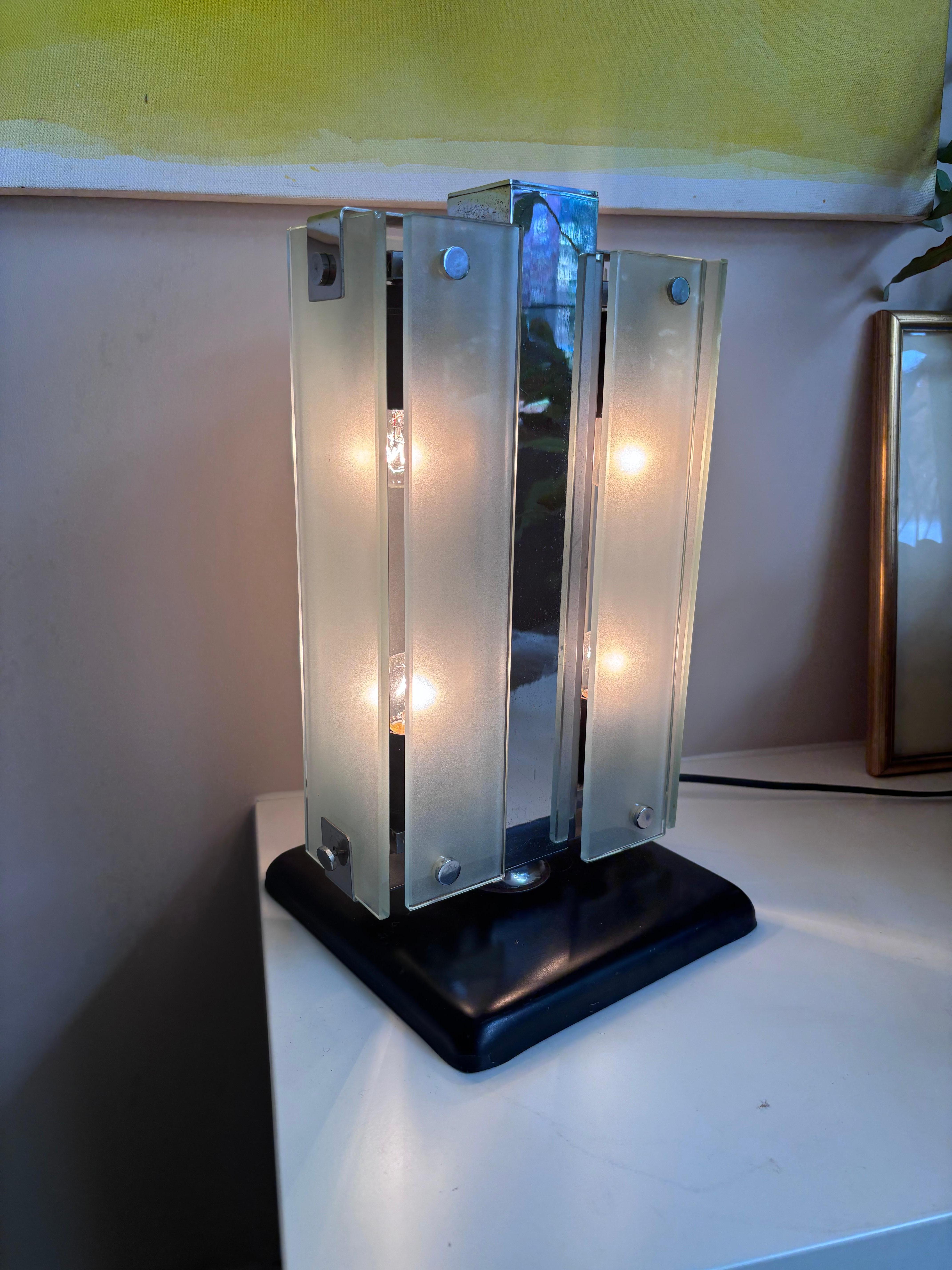 Italienische 1960er rechteckige Tisch-/Schreibtischlampe aus Chrom, schwarzem Metall und Glas (Moderne der Mitte des Jahrhunderts) im Angebot