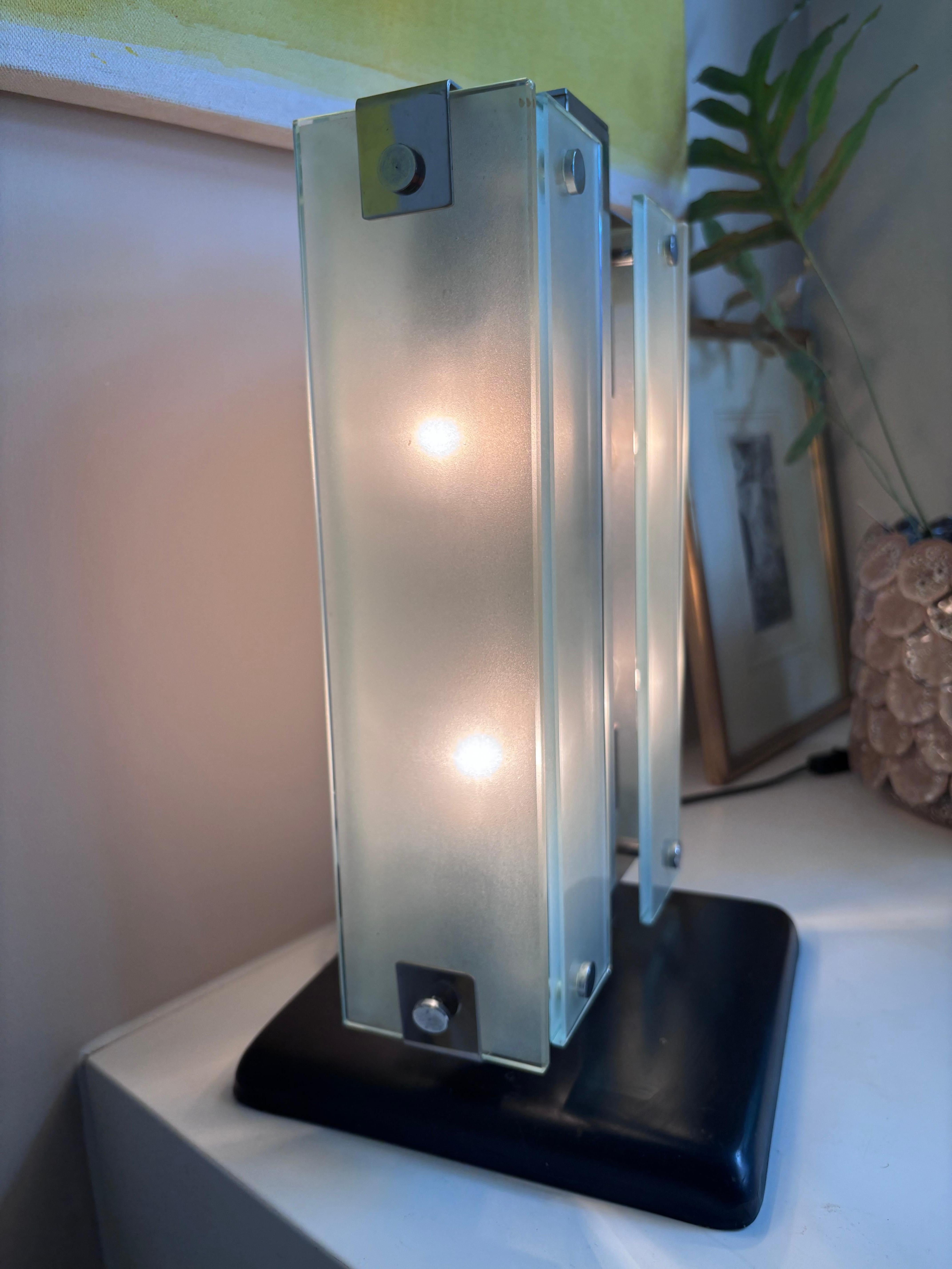 Italienische 1960er rechteckige Tisch-/Schreibtischlampe aus Chrom, schwarzem Metall und Glas (Geschwärzt) im Angebot