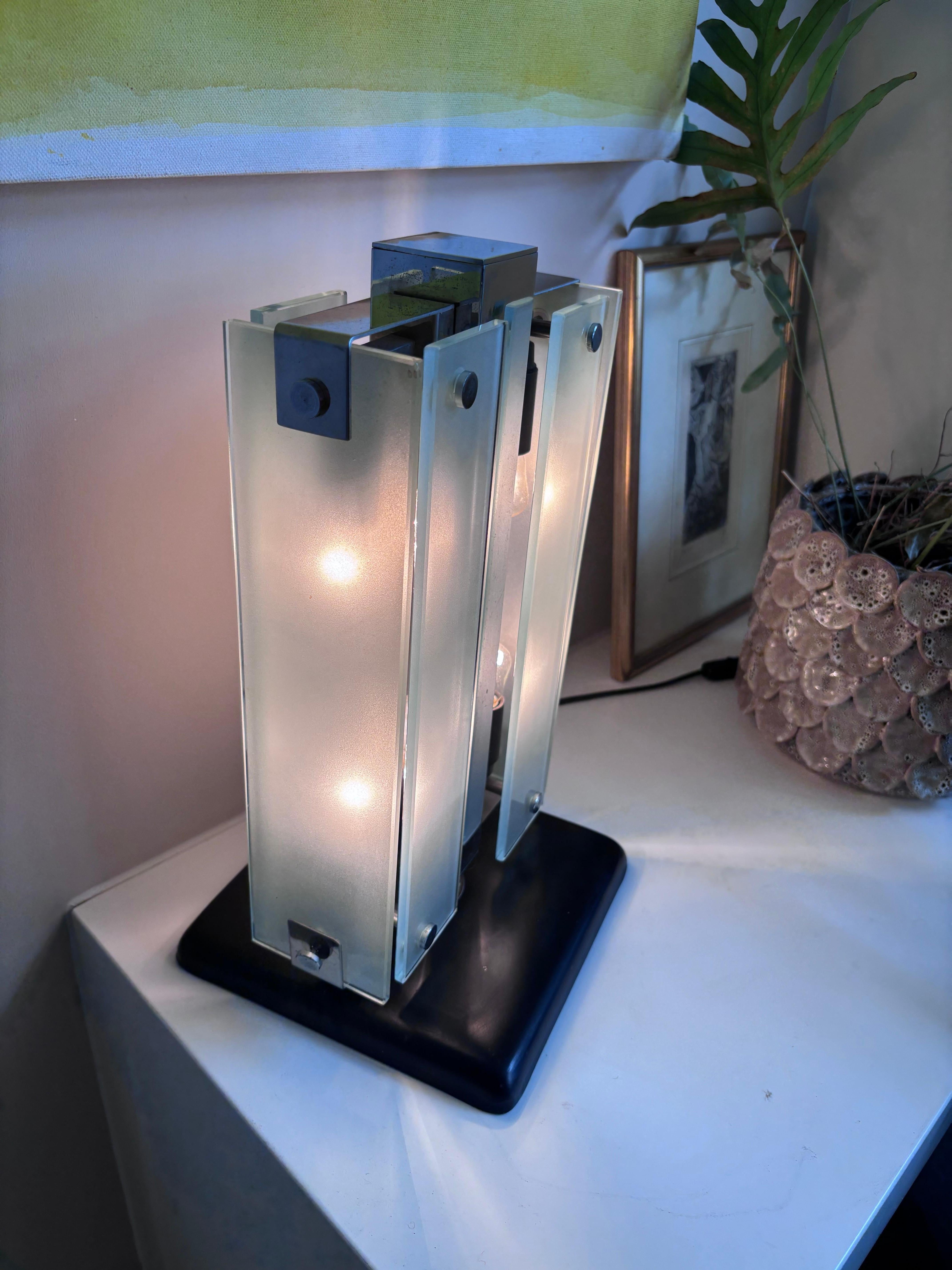 Italienische 1960er rechteckige Tisch-/Schreibtischlampe aus Chrom, schwarzem Metall und Glas im Zustand „Gut“ im Angebot in London, GB