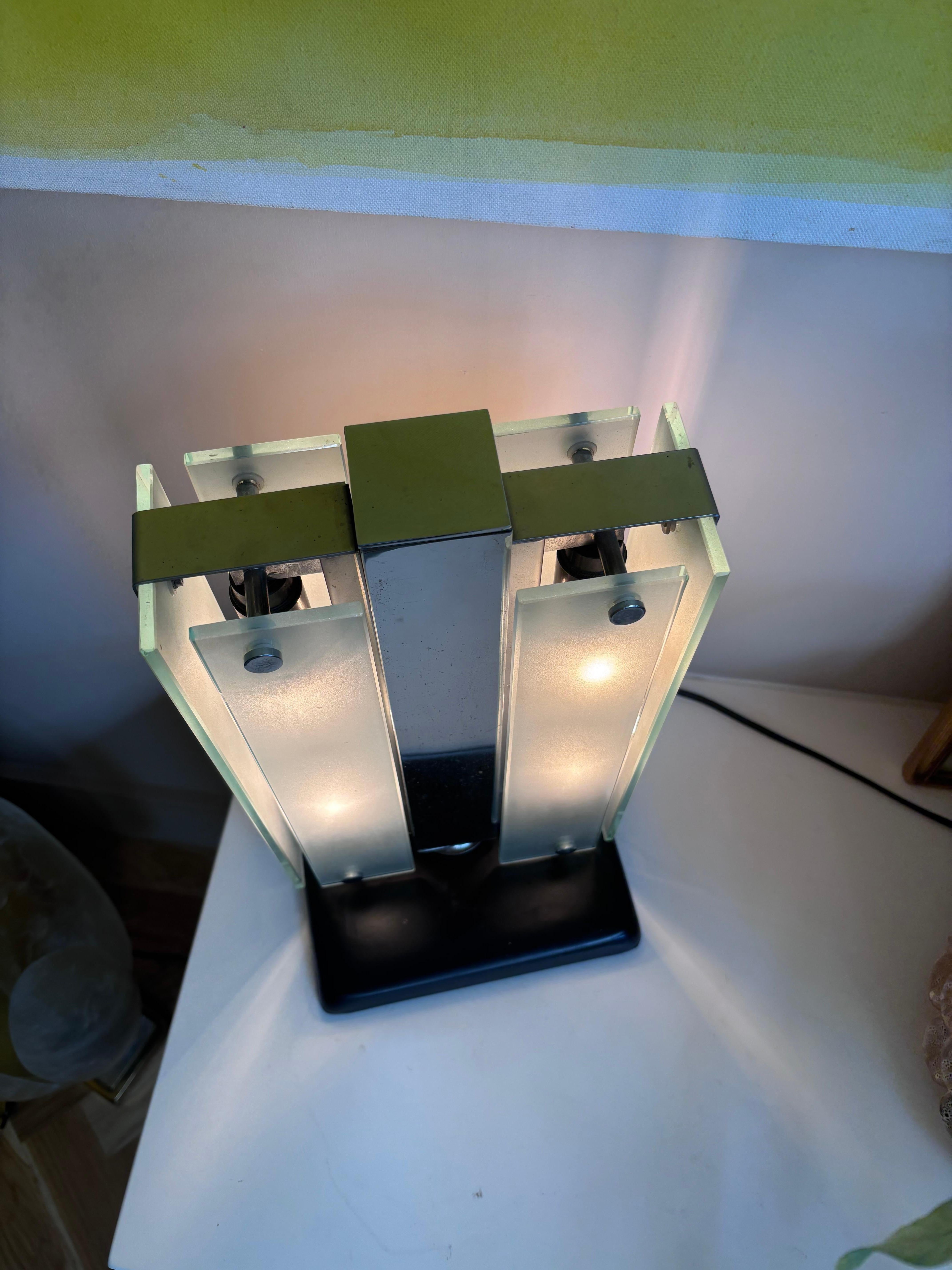 Italienische 1960er rechteckige Tisch-/Schreibtischlampe aus Chrom, schwarzem Metall und Glas (Mitte des 20. Jahrhunderts) im Angebot