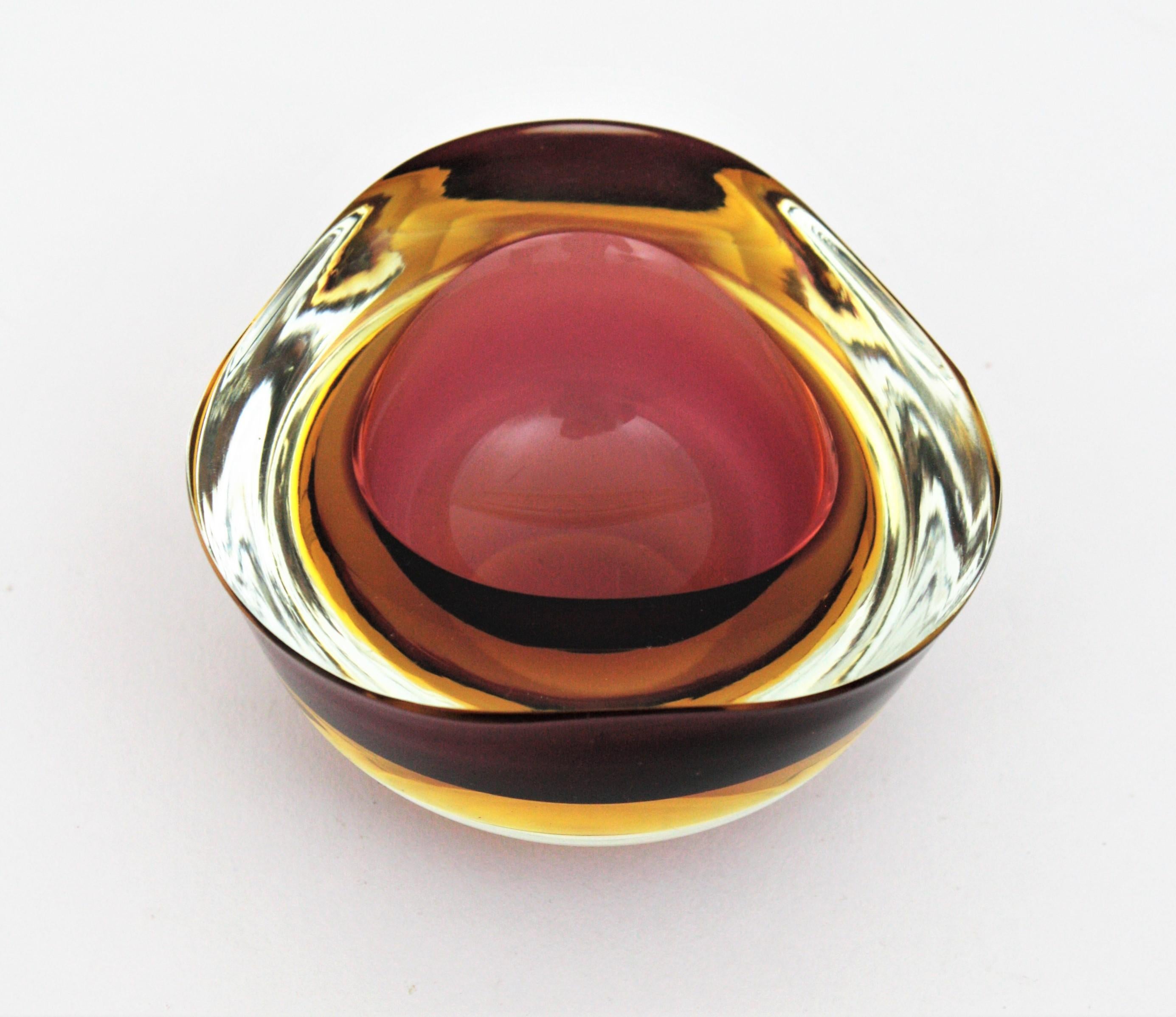Hand blown Murano glass Sommerso triangle geode bowl in Burgundy and yellow glass submerged into clear glass. Manufactured by Seguso. Italy, 1960s.
A highly decorative small bowl lovely to be used as rings bowl, decorative bowl or small ashtray.