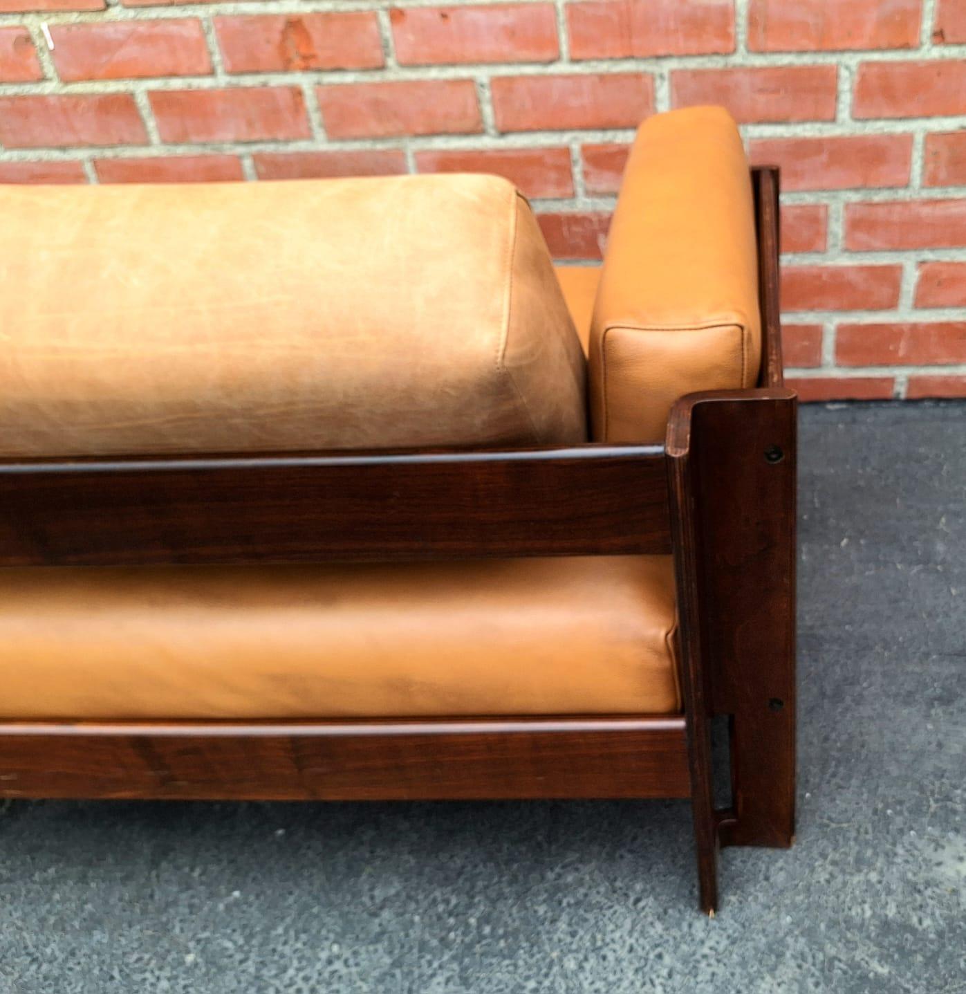 Leather Italian 1960s settee by Sergio Asti For Sale