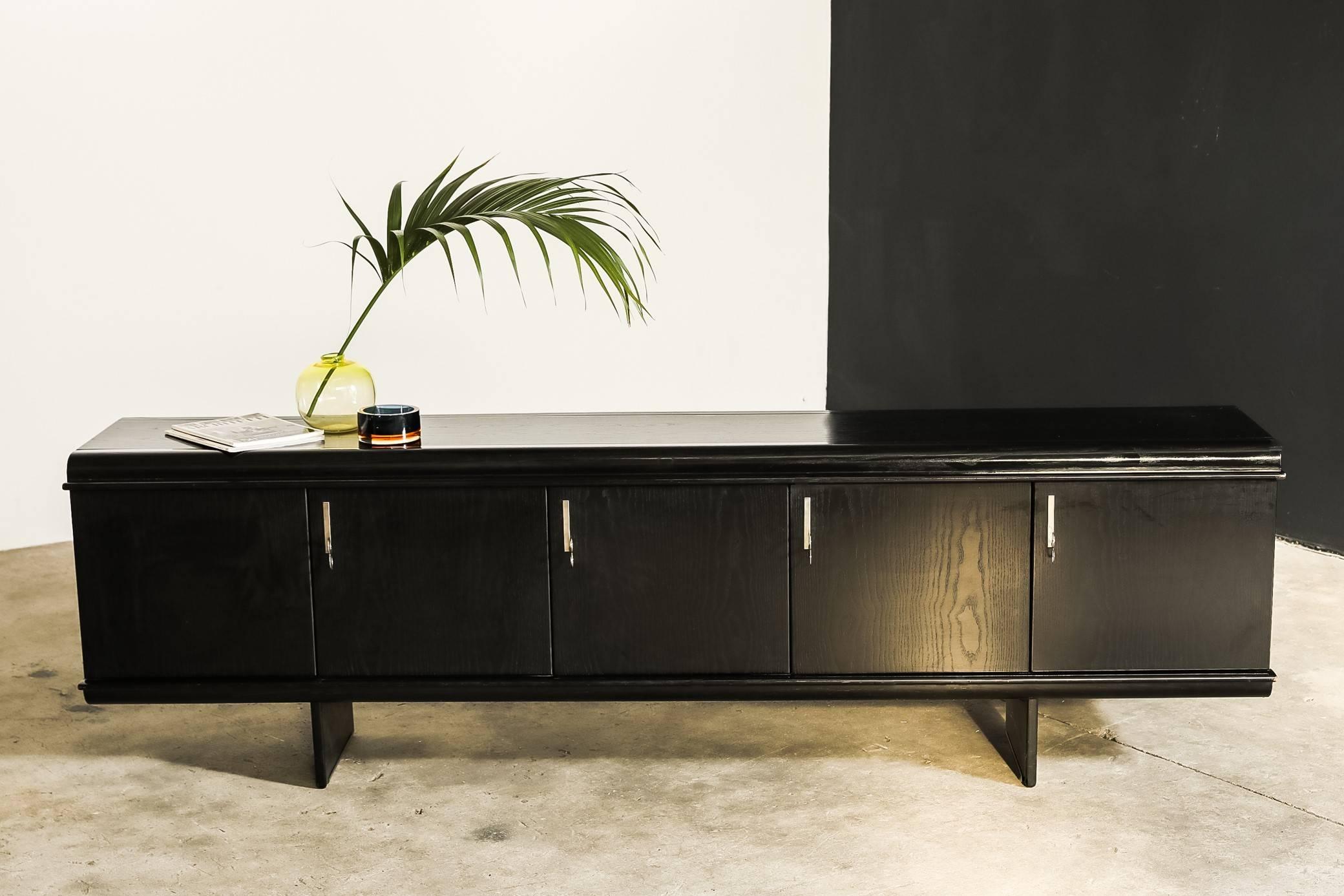 Exceptional “Pellicano” credenza by Vittorio Introini for Saporiti, circa 1969. This freestanding sideboard has four doors with shelves and drawers. The front of the sideboard is beautifully detailed with curved edge panelling to the top and bottom