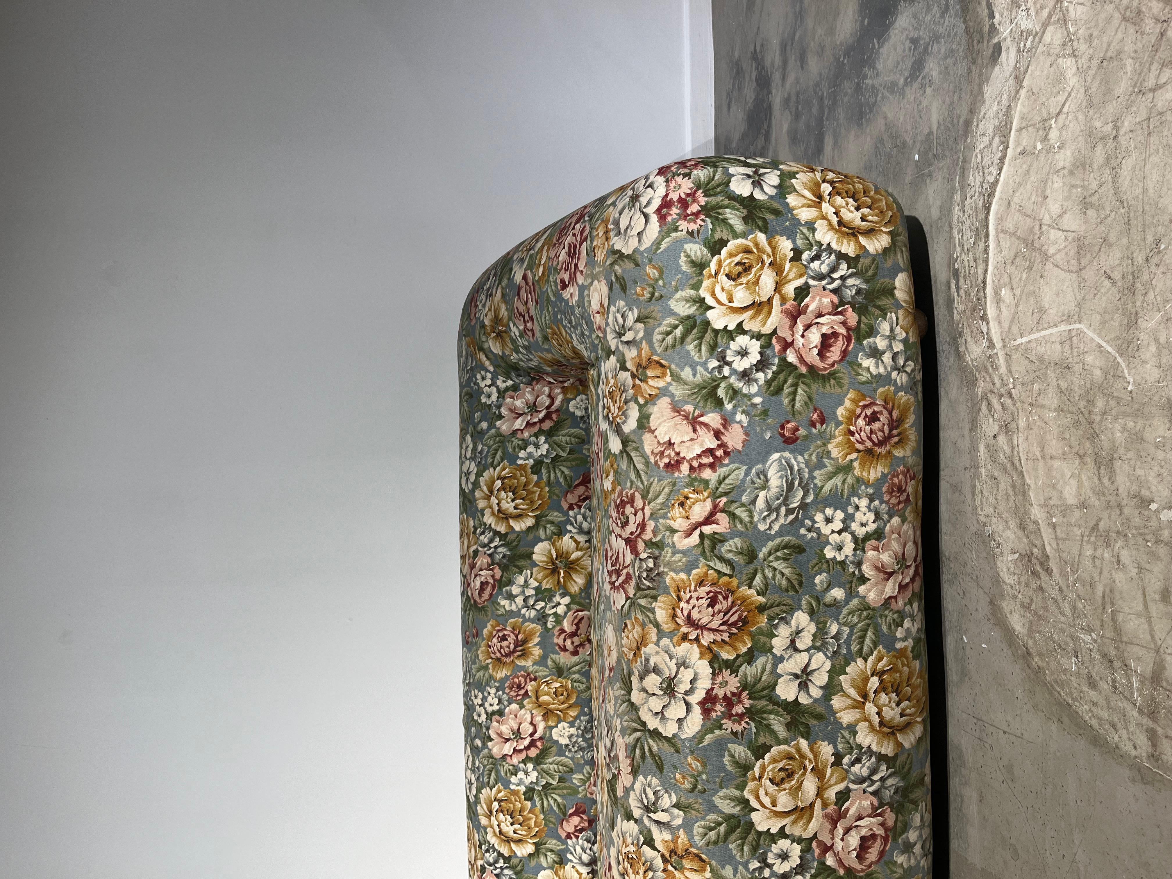 Really nice sofa with a fantastic vintage flower fabric without any scratches. The colors are amazing, ideal for a sophisticated decoration in the spirit of Ralph Lauren.