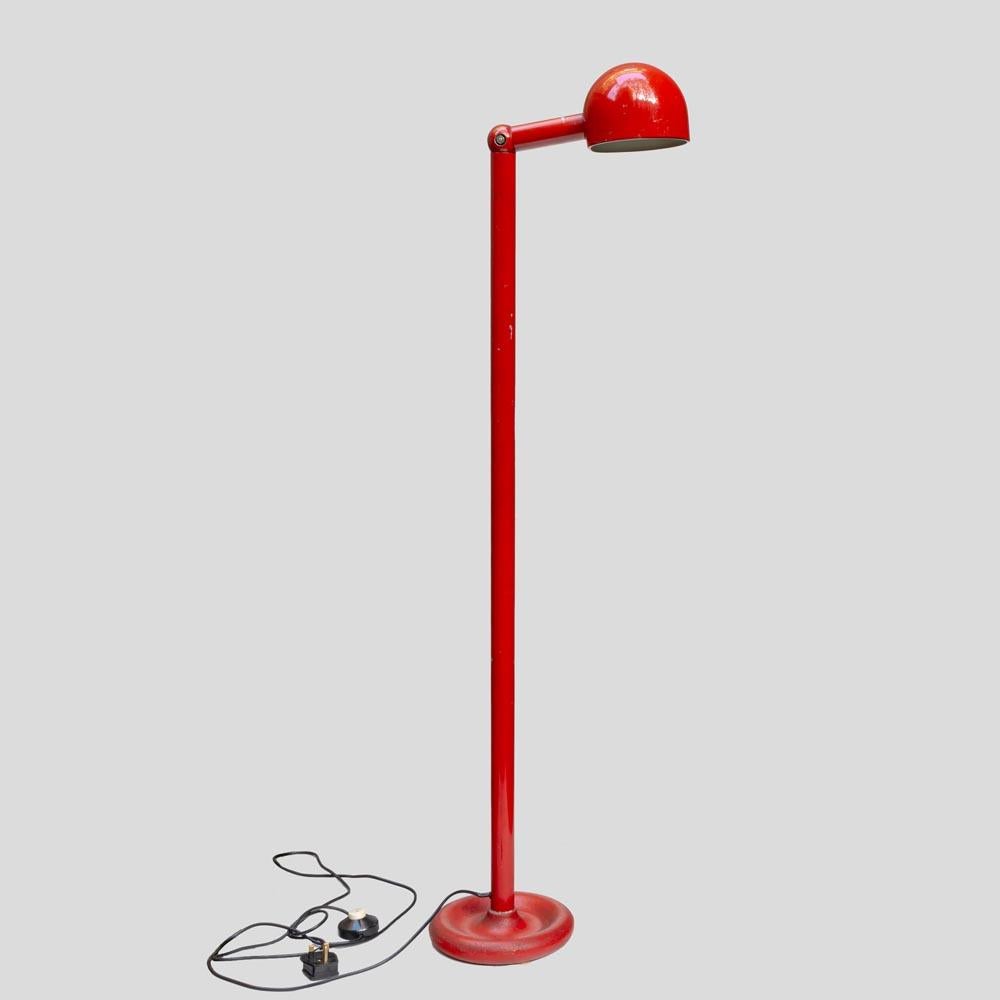 This floor lamp designed by Stilnovo is rare to come across, so we are pleased to offer such an outstanding design. Made of a red exterior metal structure and a round red base, this floor light has straight and curved lines in a balanced design that