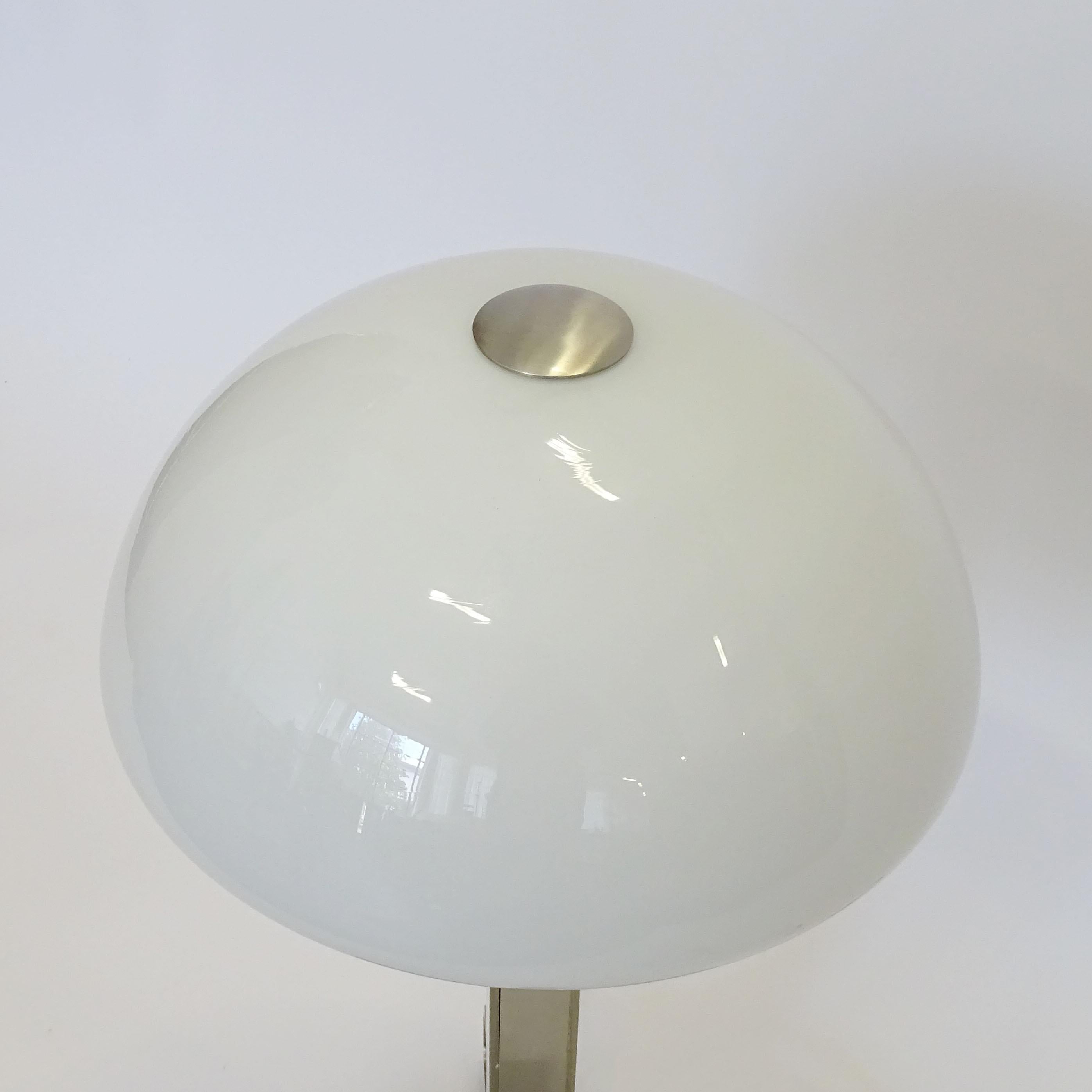 Italian 1960s Table Lamp in White Glass and Nickel In Good Condition For Sale In Milan, IT